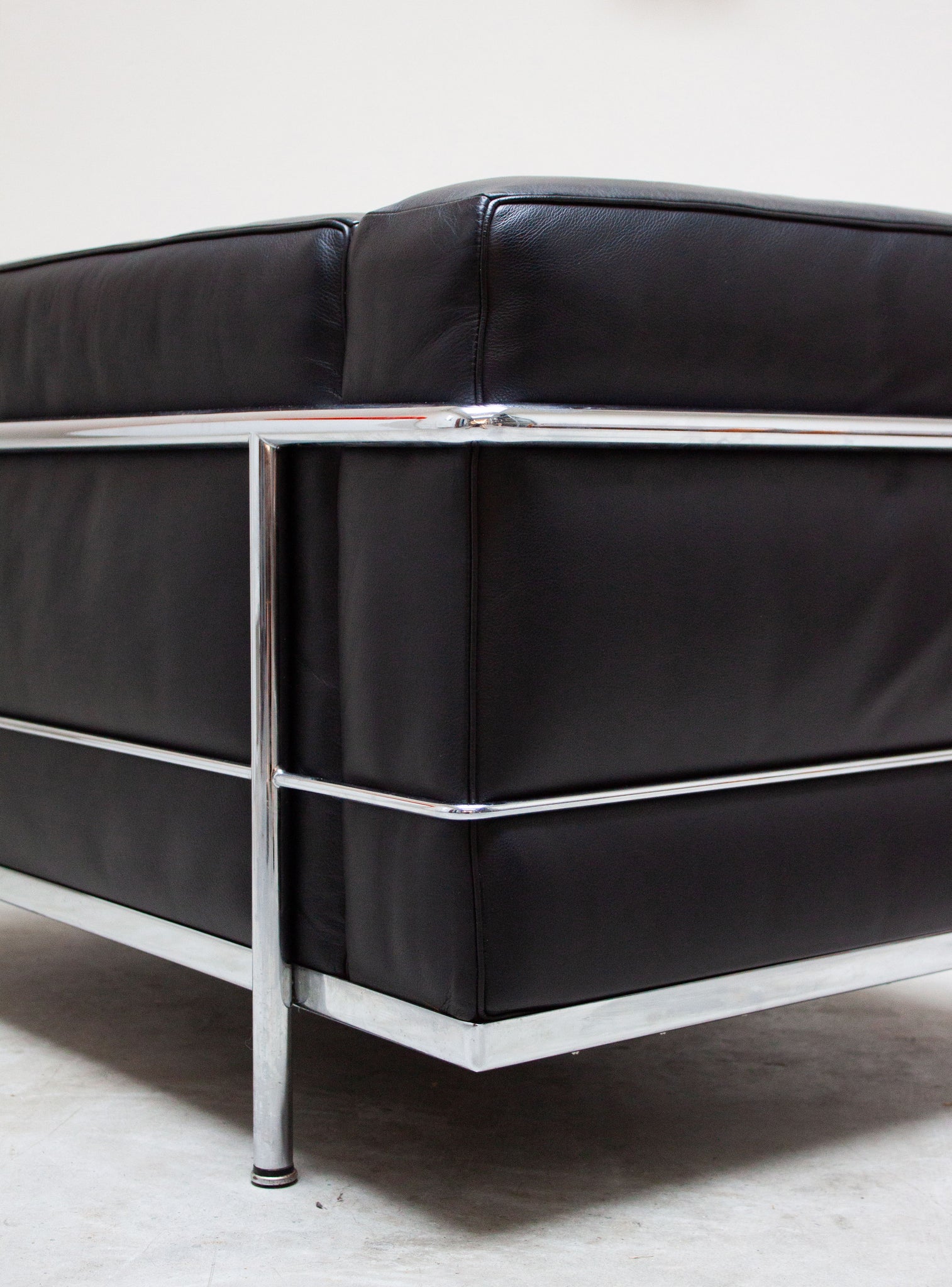 Cassina LC3 Lounge Chair by Le Corbusier (Black)