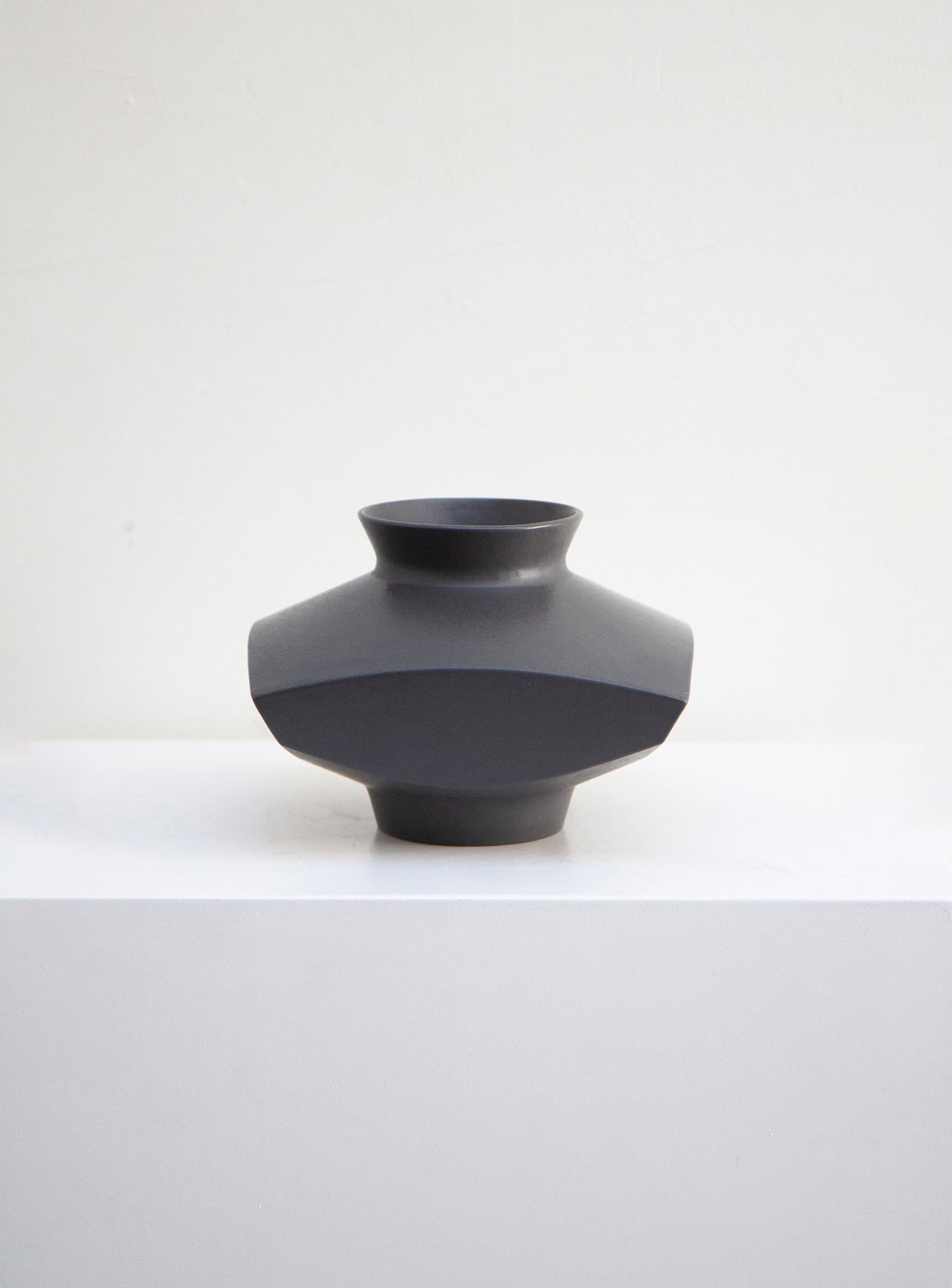 Insulator Vases for Cor Unum ブラック Cor Unum Ceramic Vase (Grey) – JUKI AMSTERDAM