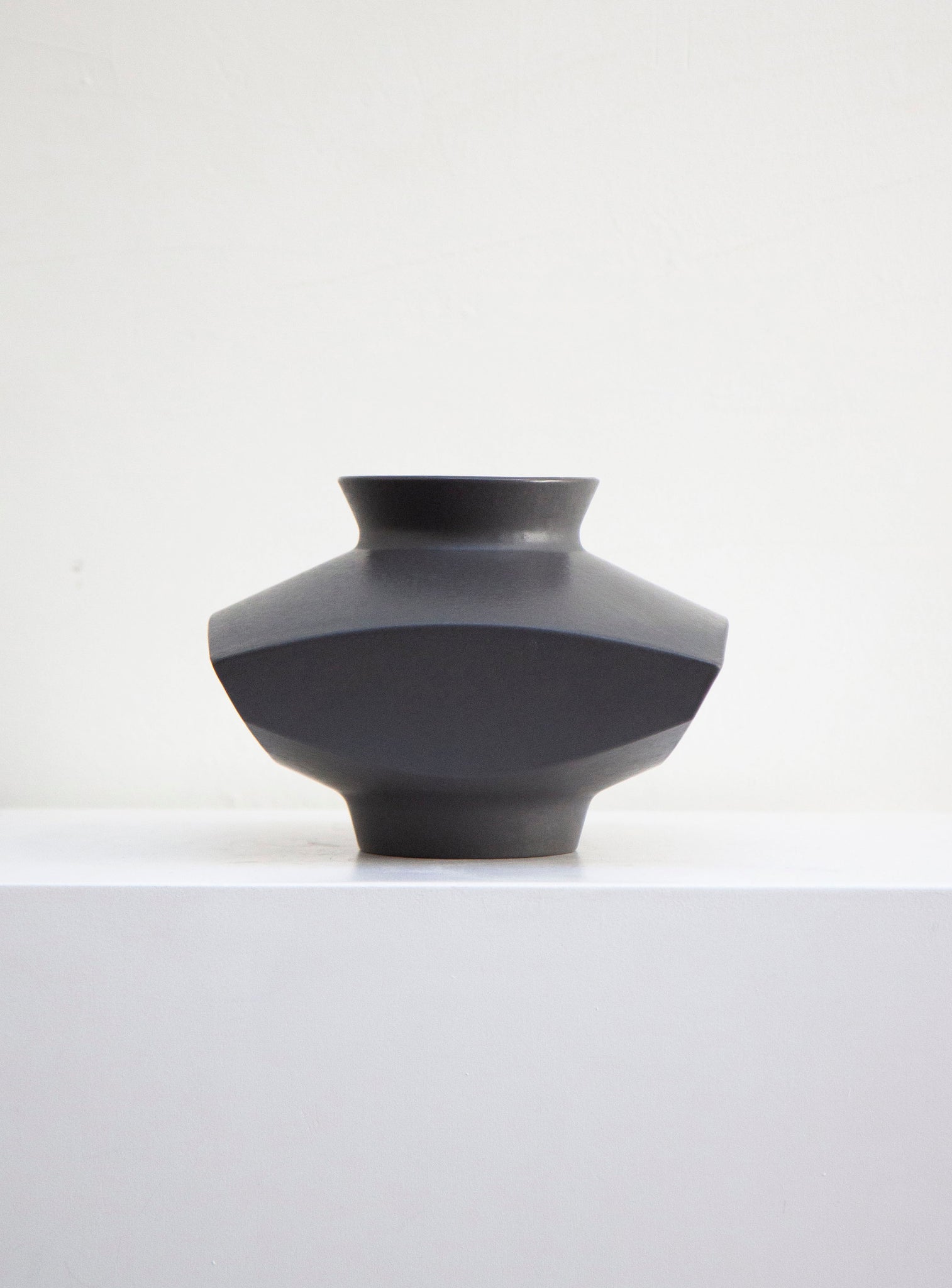 Cor Unum Ceramic Vase (Grey) – JUKI AMSTERDAM