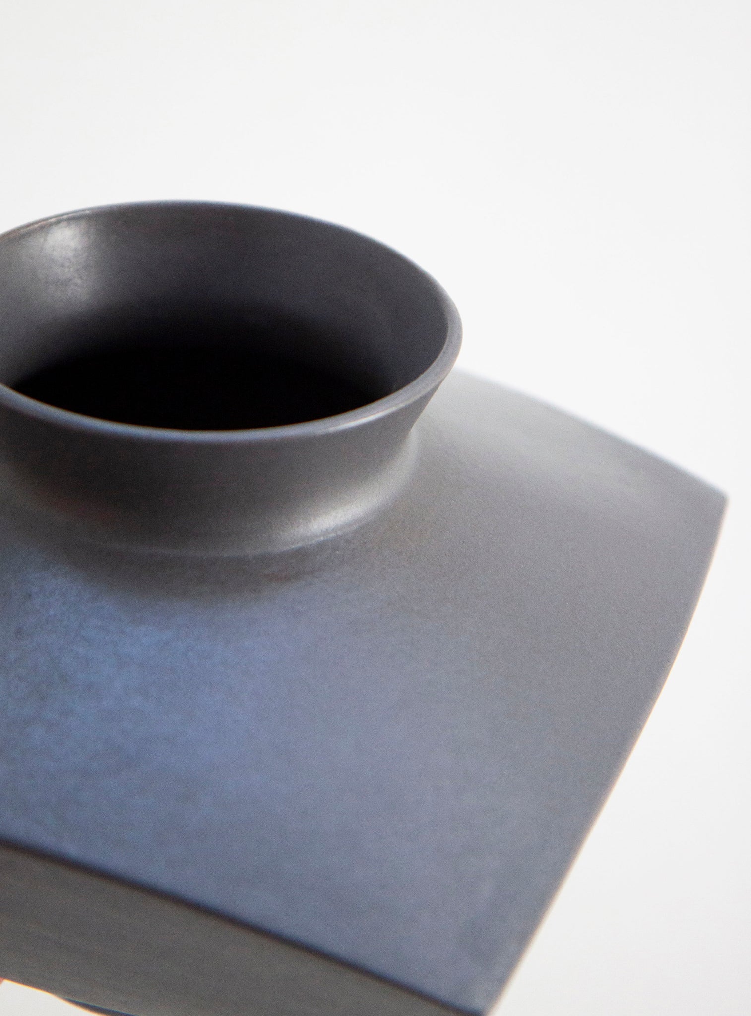 Cor Unum Ceramic Vase (Grey) – JUKI AMSTERDAM