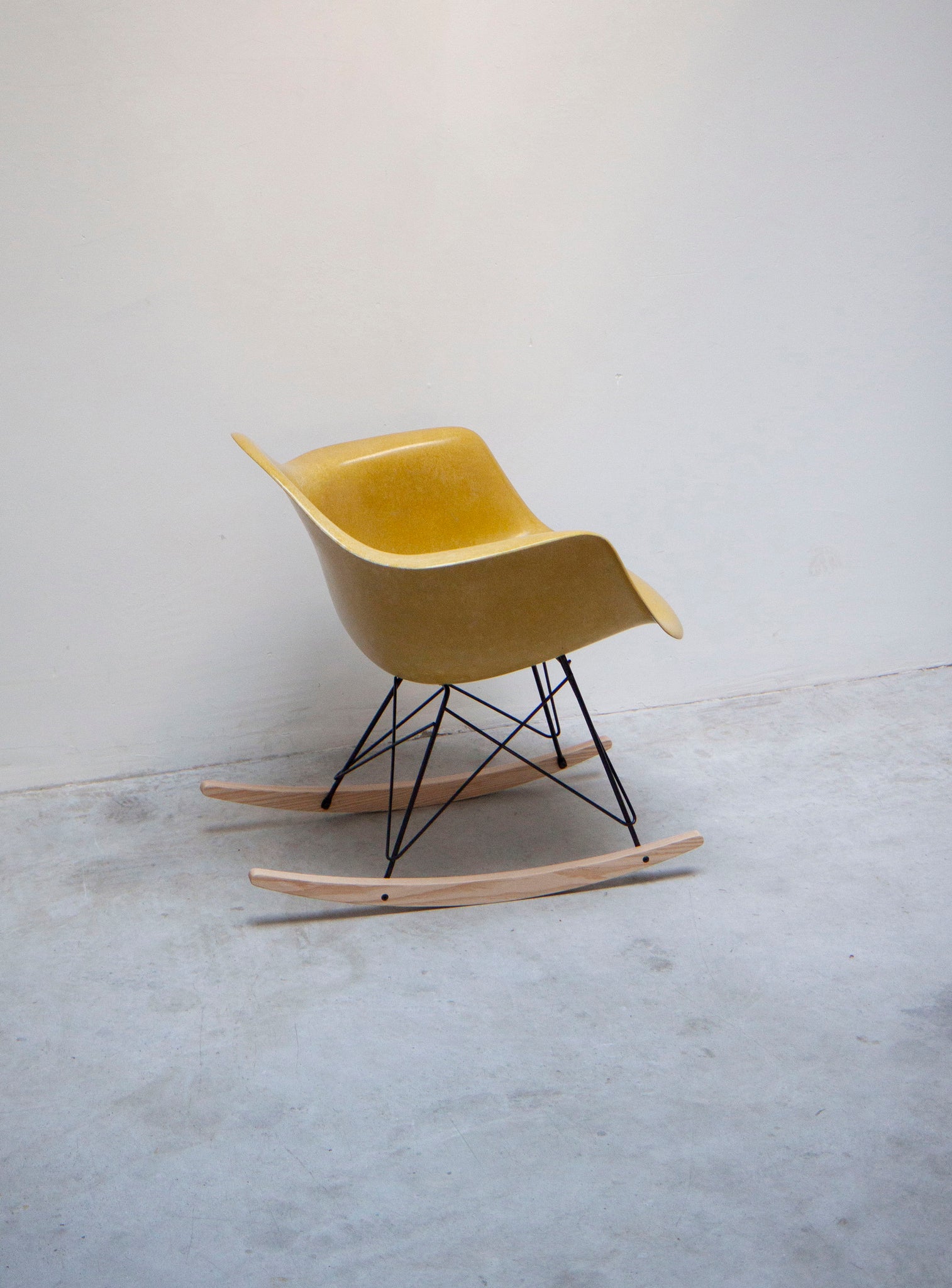 Vitra Rar Rocking Chair Vitra RSR Rocking Chair by Charles & Ray Eames (Eggshell) | Juki ...