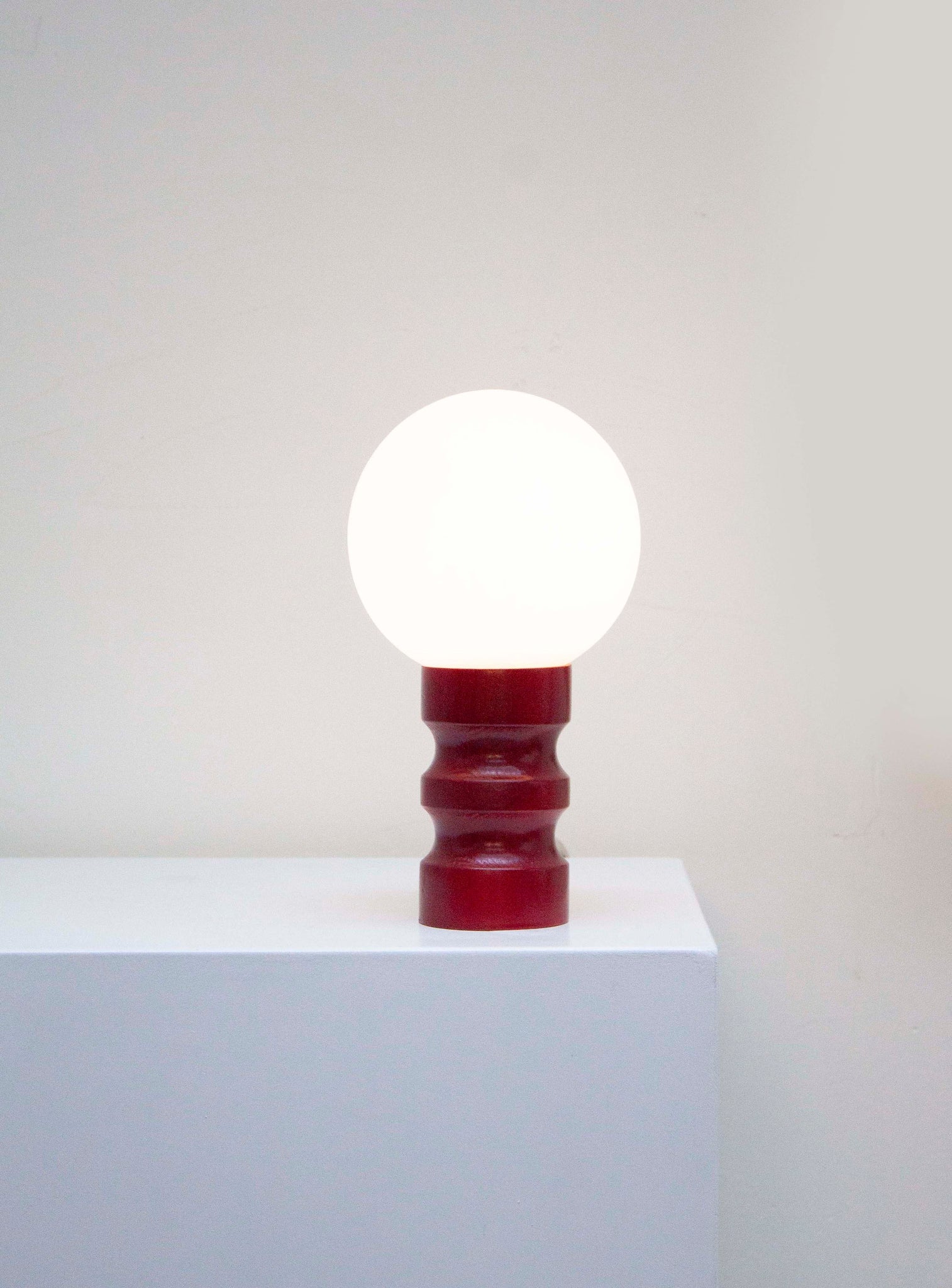 Sphere Desk Lamp (Burgundy)