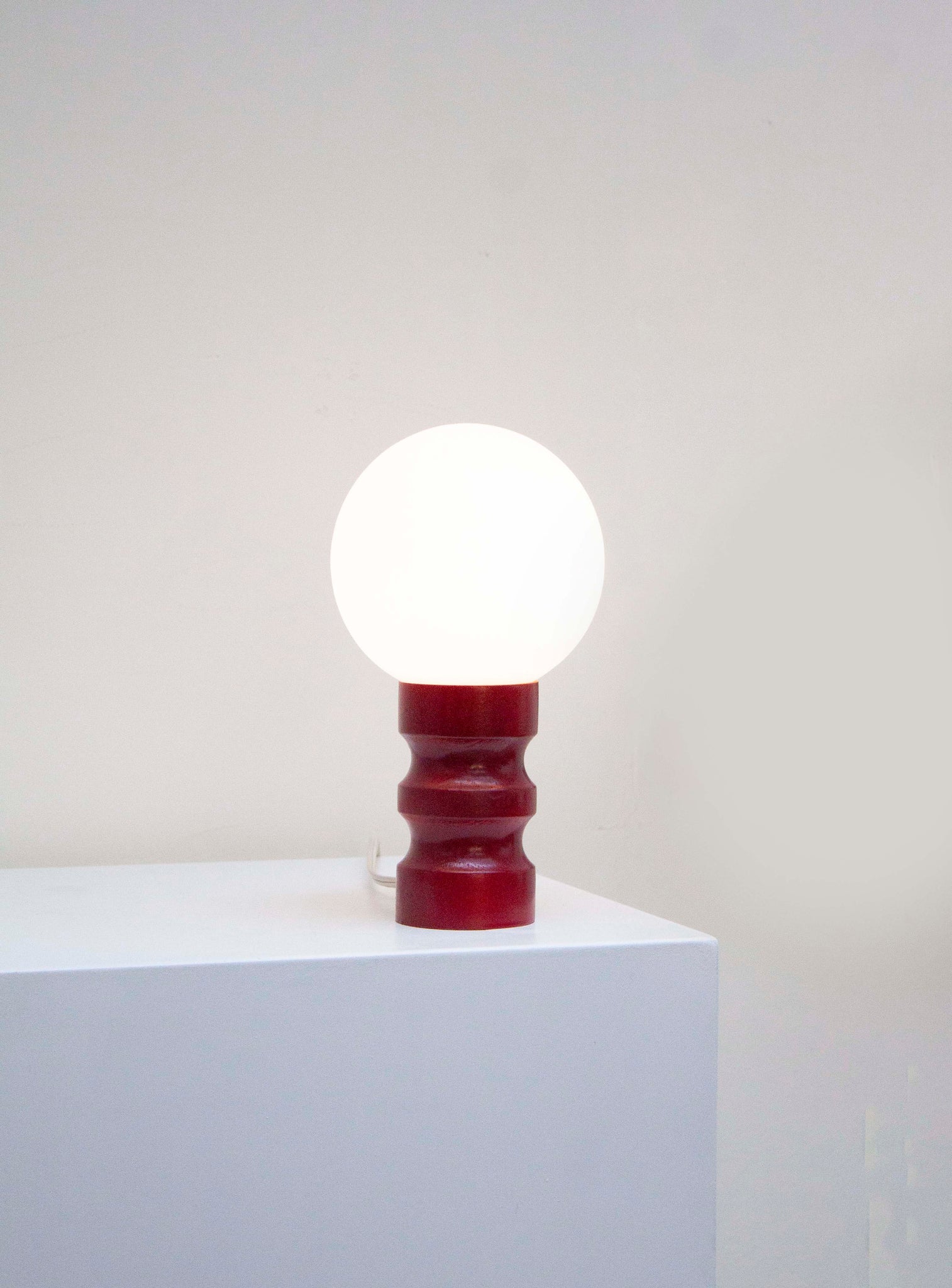 Sphere Desk Lamp (Burgundy)