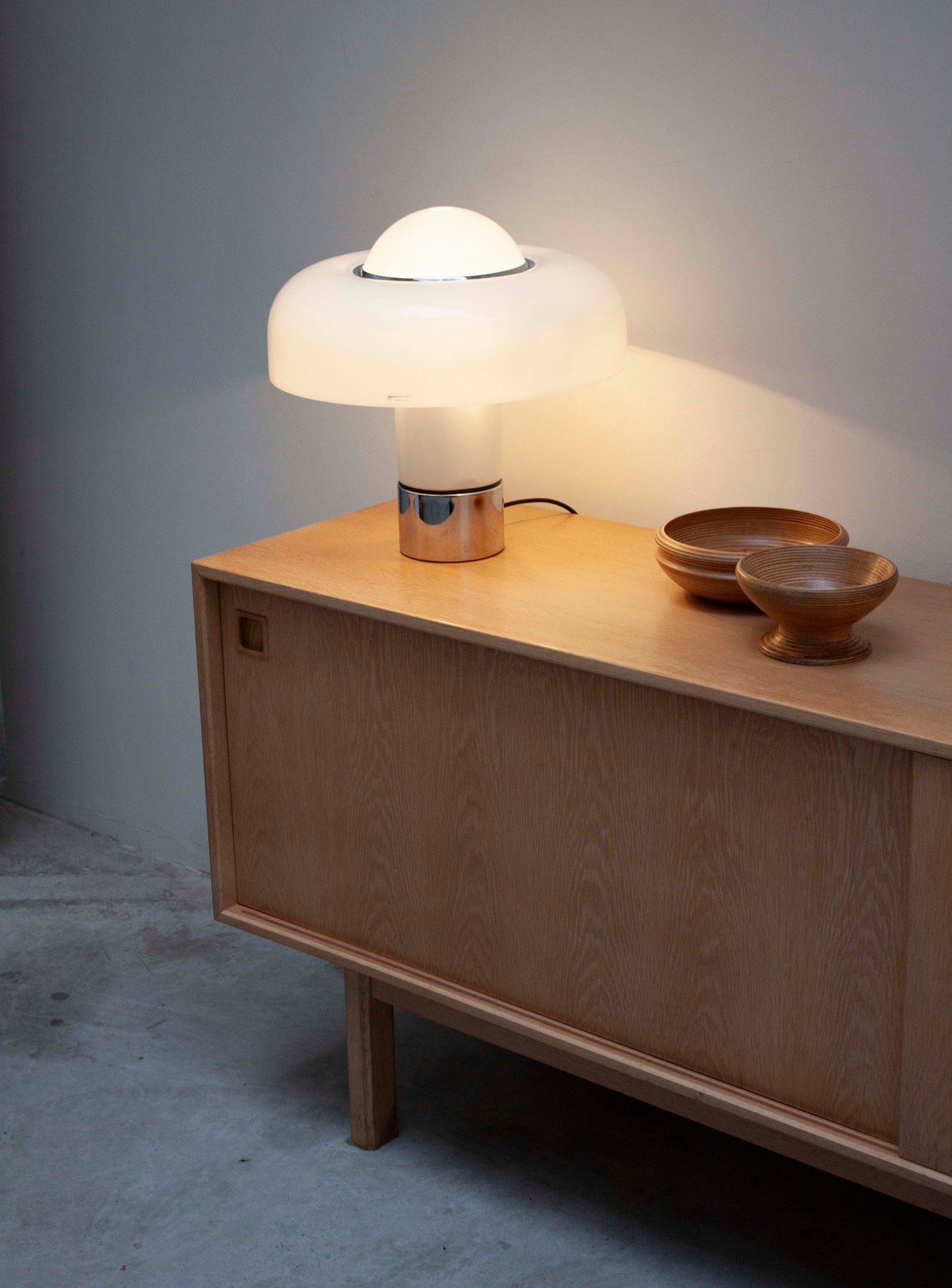 Harvey Guzzini Brumbry Desk Lamp by Luigi Massoni (White)