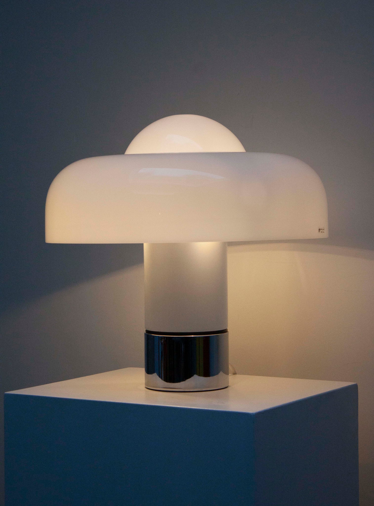 Harvey Guzzini Brumbry Desk Lamp by Luigi Massoni (White)