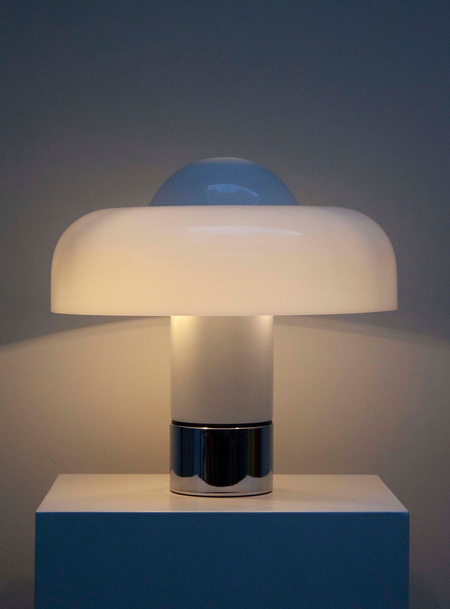 Harvey Guzzini Brumbry Desk Lamp by Luigi Massoni (White)