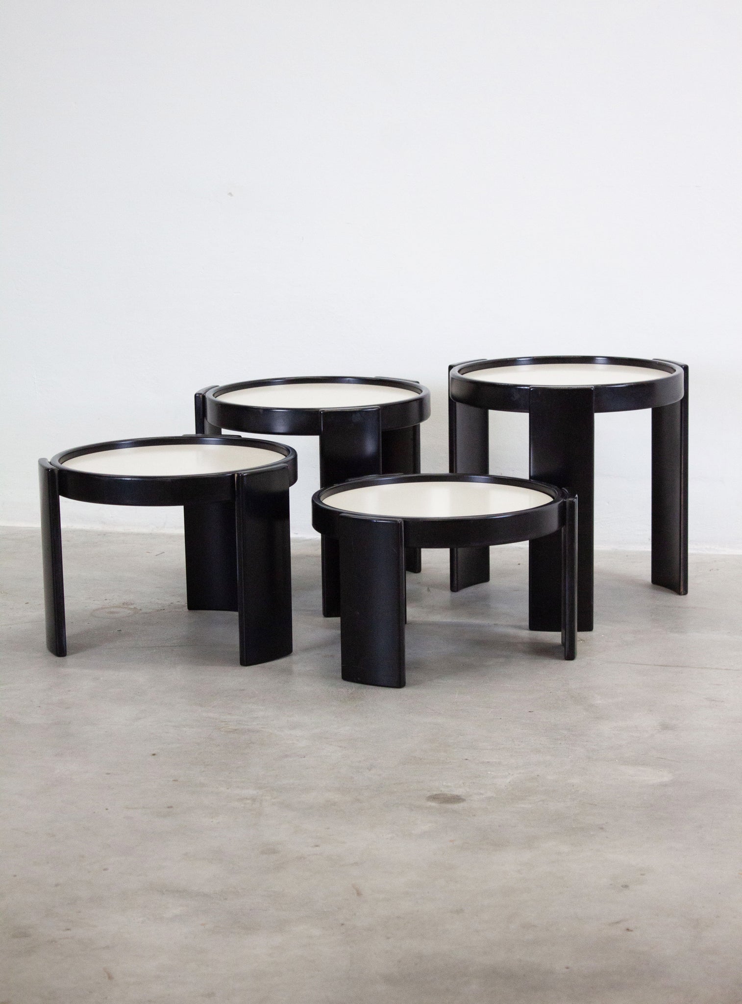 Cassina Nesting Tables by Gianfranco Frattini (Black) – JUKI AMSTERDAM