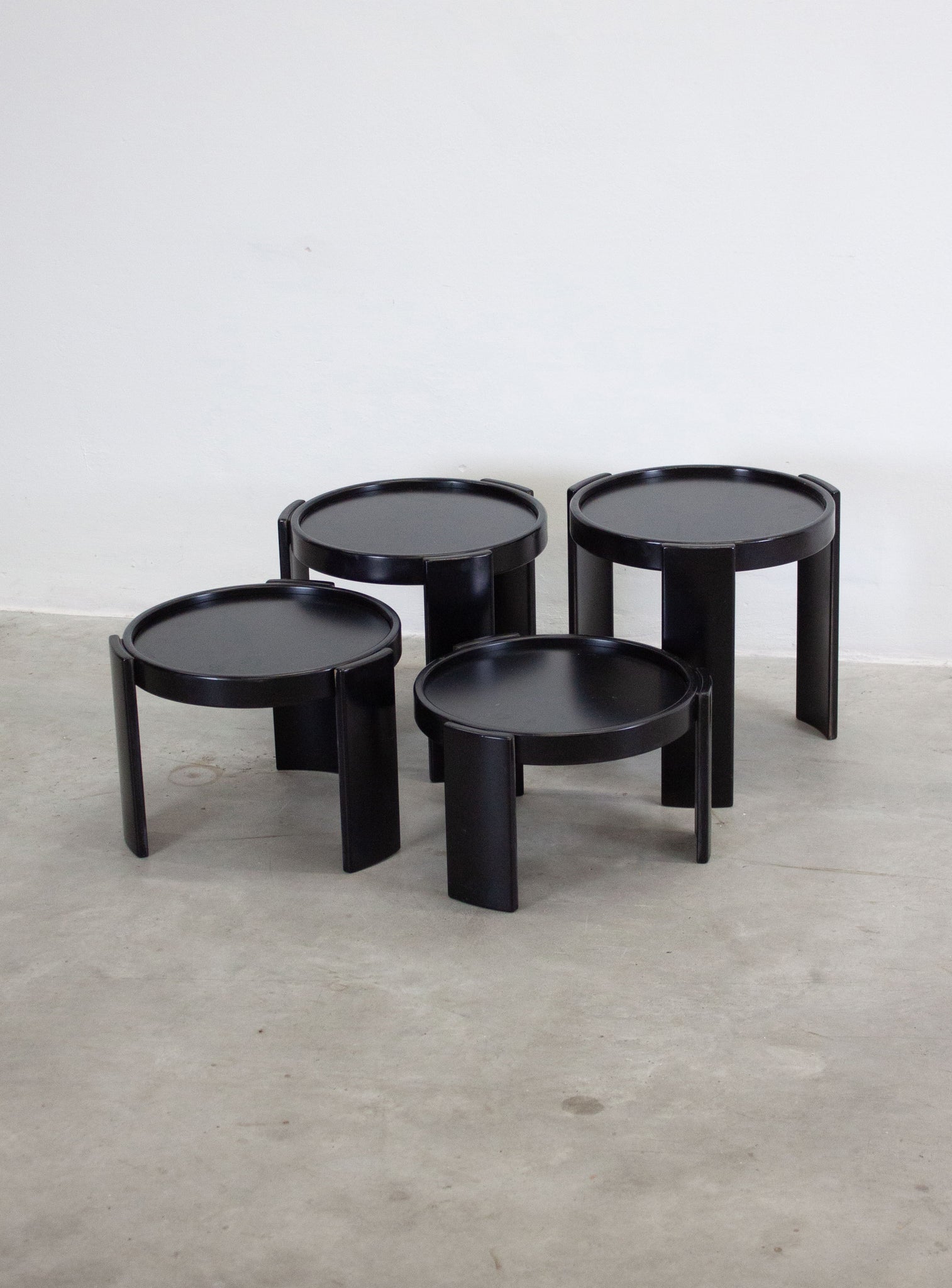 Cassina Nesting Tables by Gianfranco Frattini (Black) – JUKI AMSTERDAM