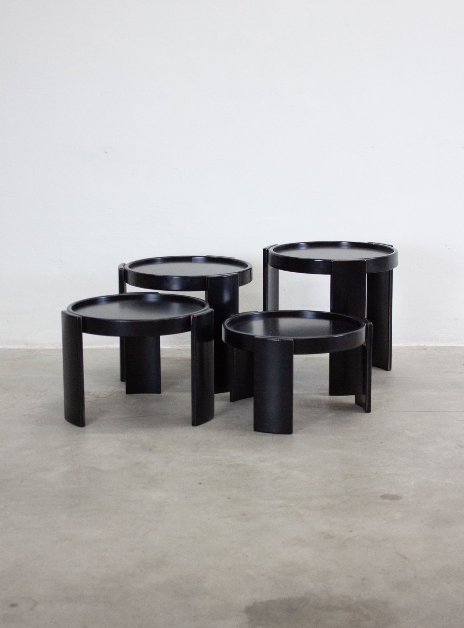 Cassina Nesting Tables by Gianfranco Frattini (Black) – JUKI AMSTERDAM