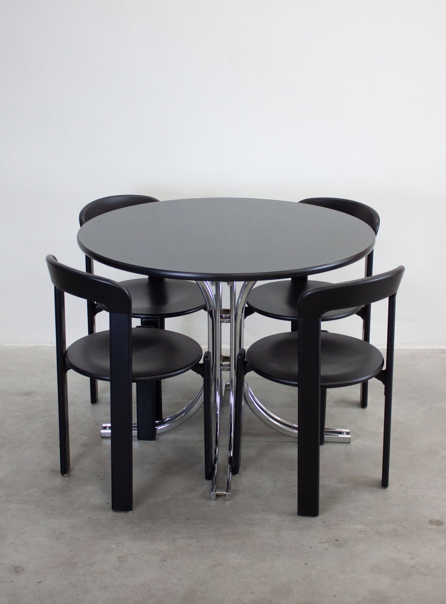 Round Dining Table with Chrome Tubular Base (Black)