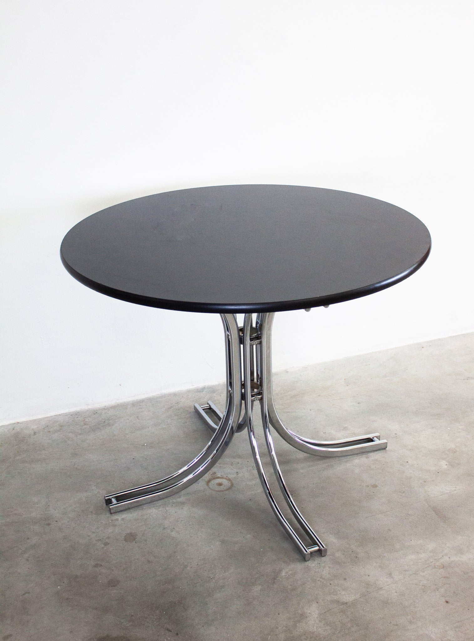 Round Dining Table with Chrome Tubular Base (Black)
