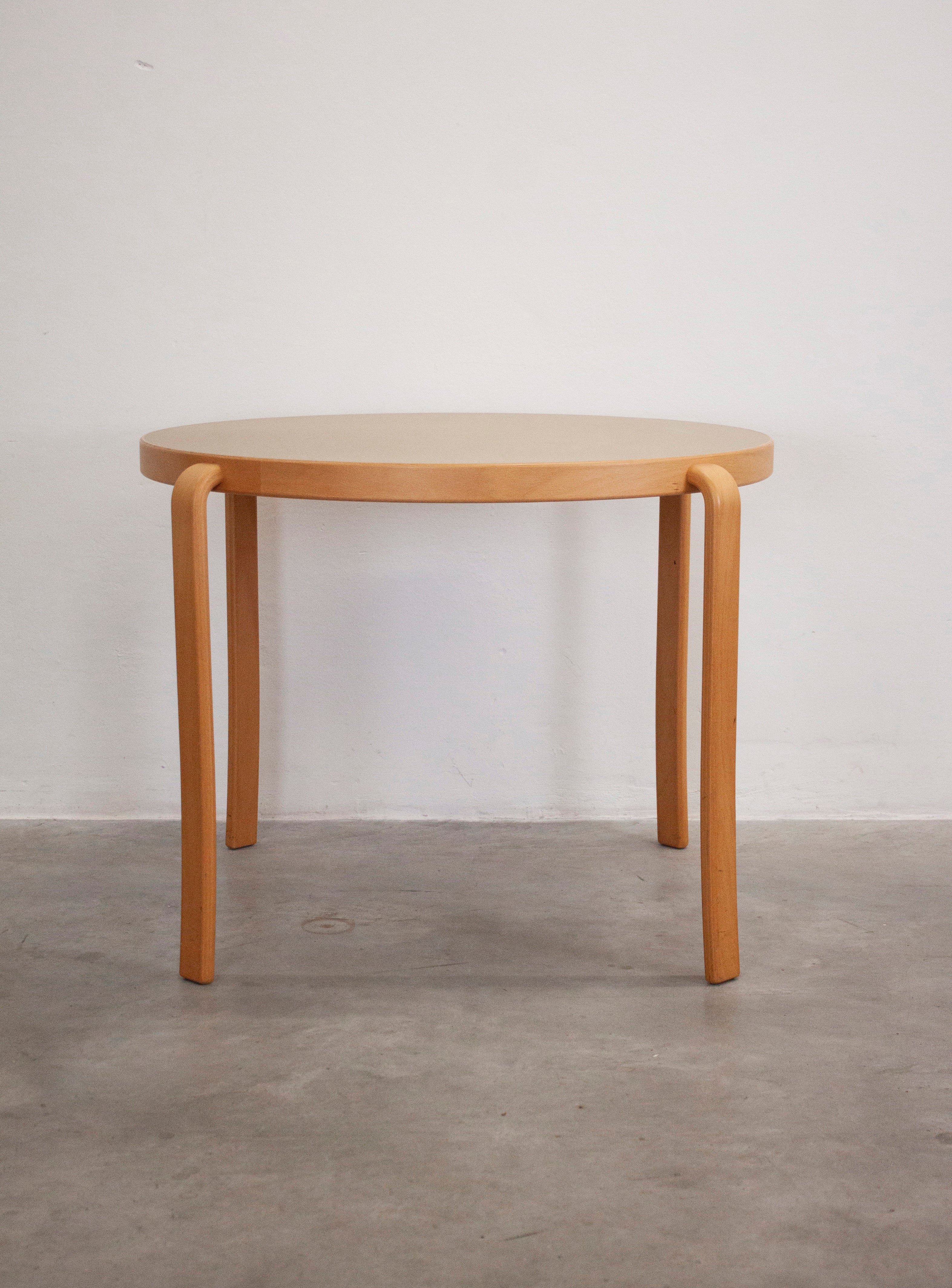 Magnus Olesen 8000 Round Dining Table by Rud Thygesen & Johnny