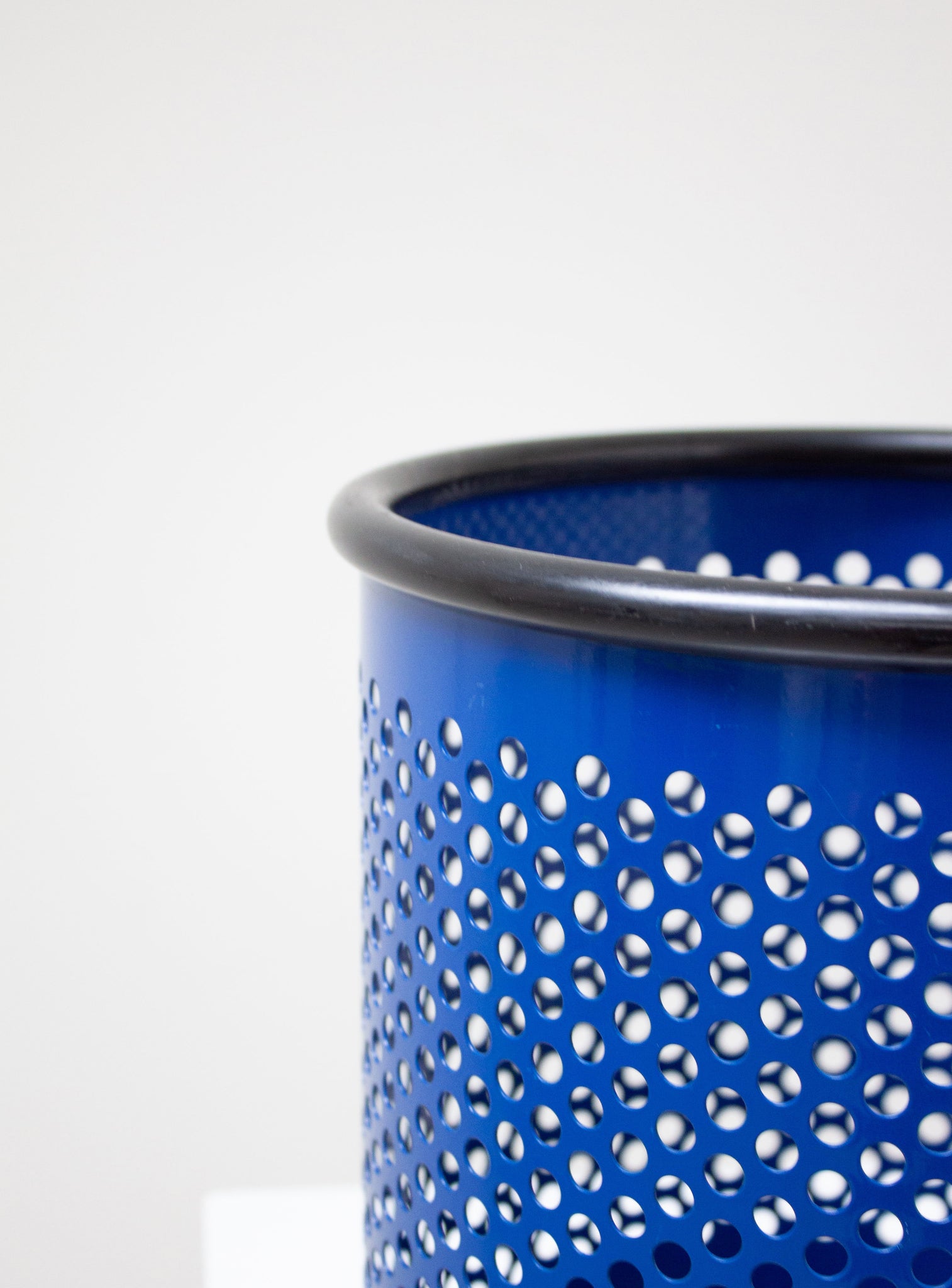 Rexite 1000 Cribbio Waste Basket by Raul Barbieri & Giorgio Marianelli (Blue)