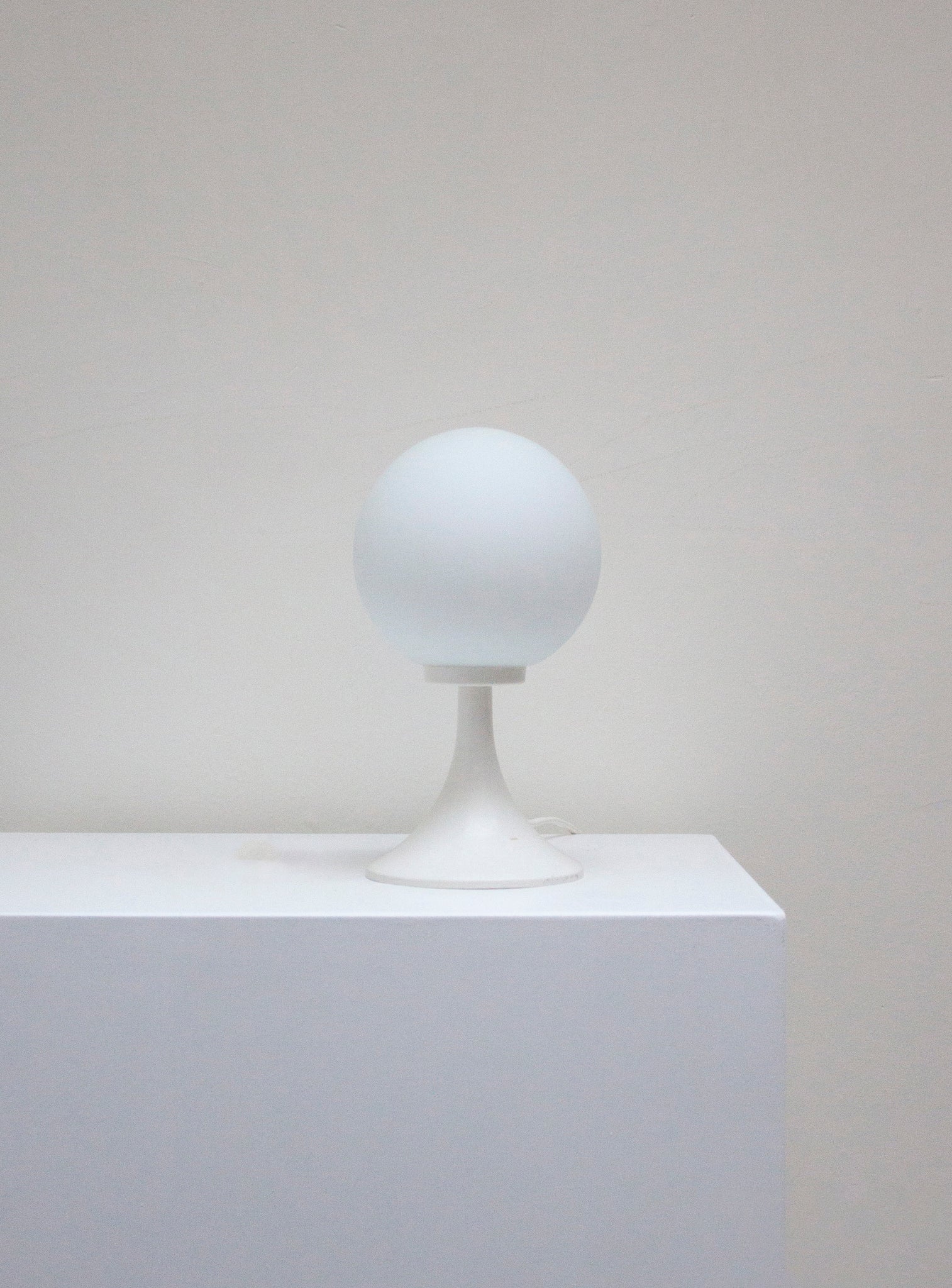 Space Age Sphere Desk Lamp (White)