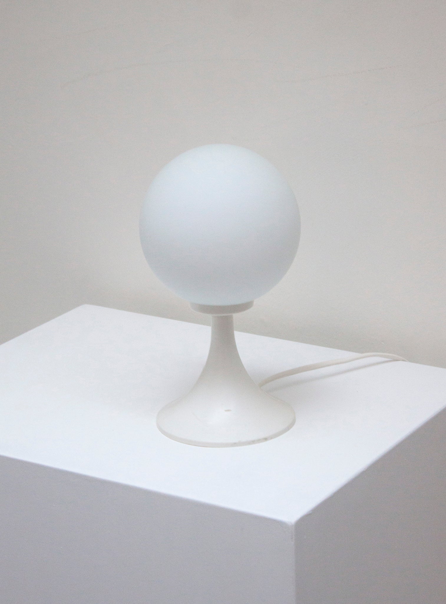 Space Age Sphere Desk Lamp (White)