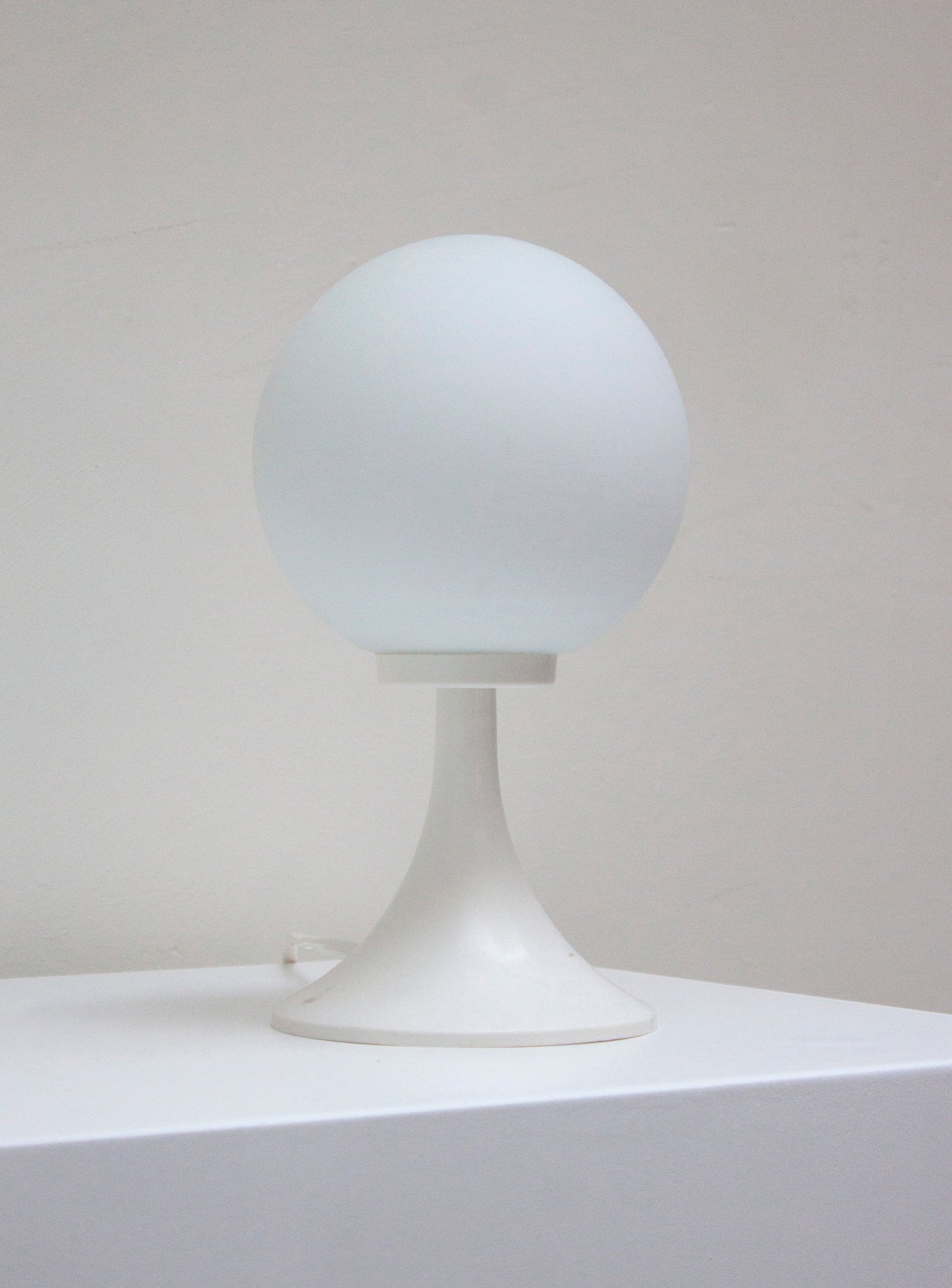 Space Age Sphere Desk Lamp (White)