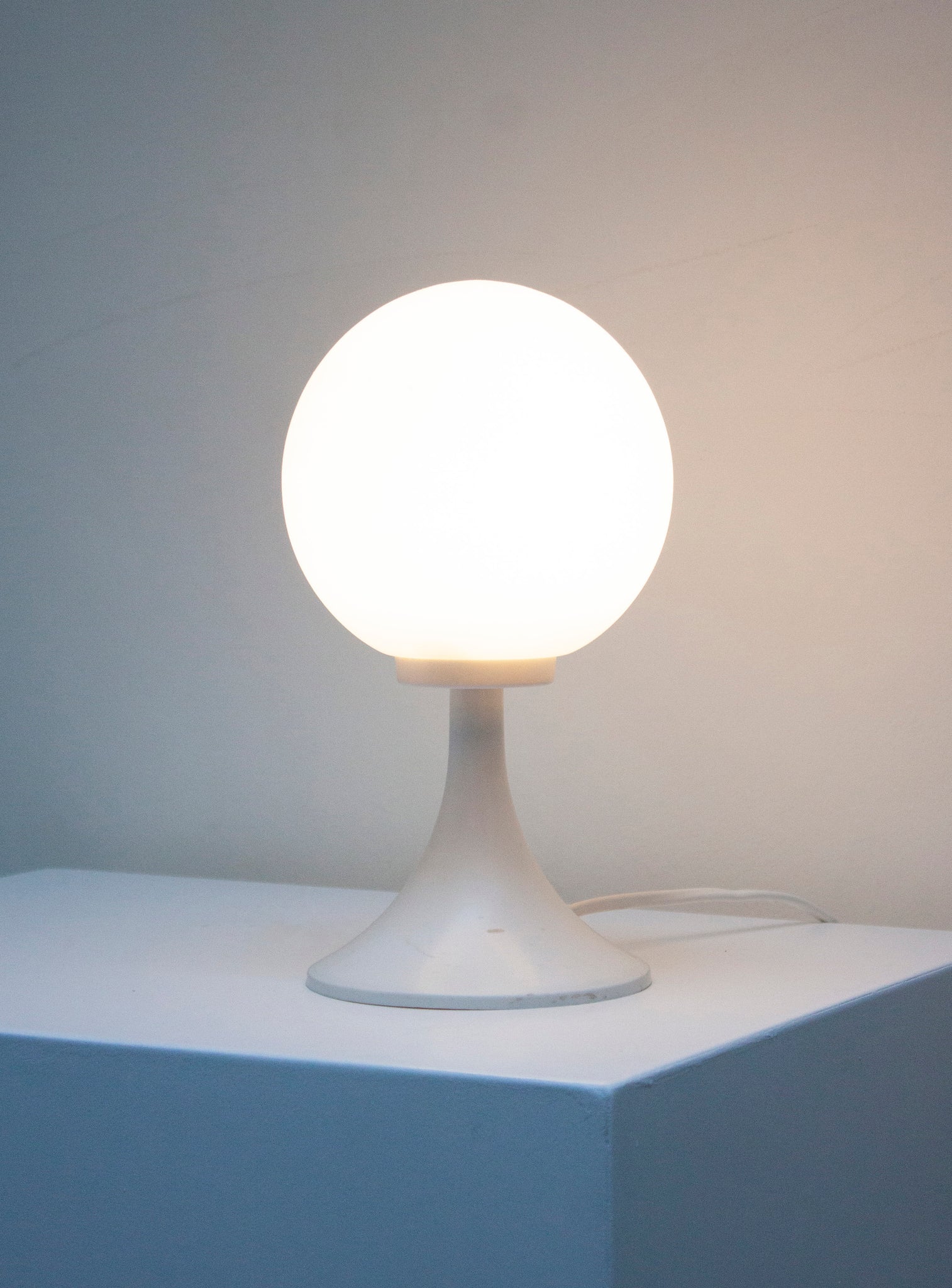 Space Age Sphere Desk Lamp (White)