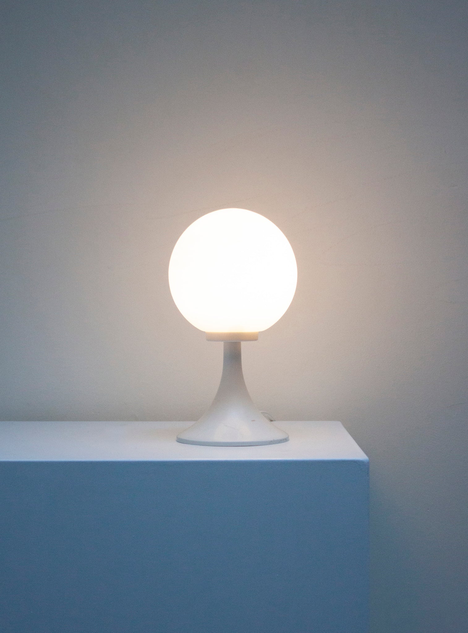 Space Age Sphere Desk Lamp (White)