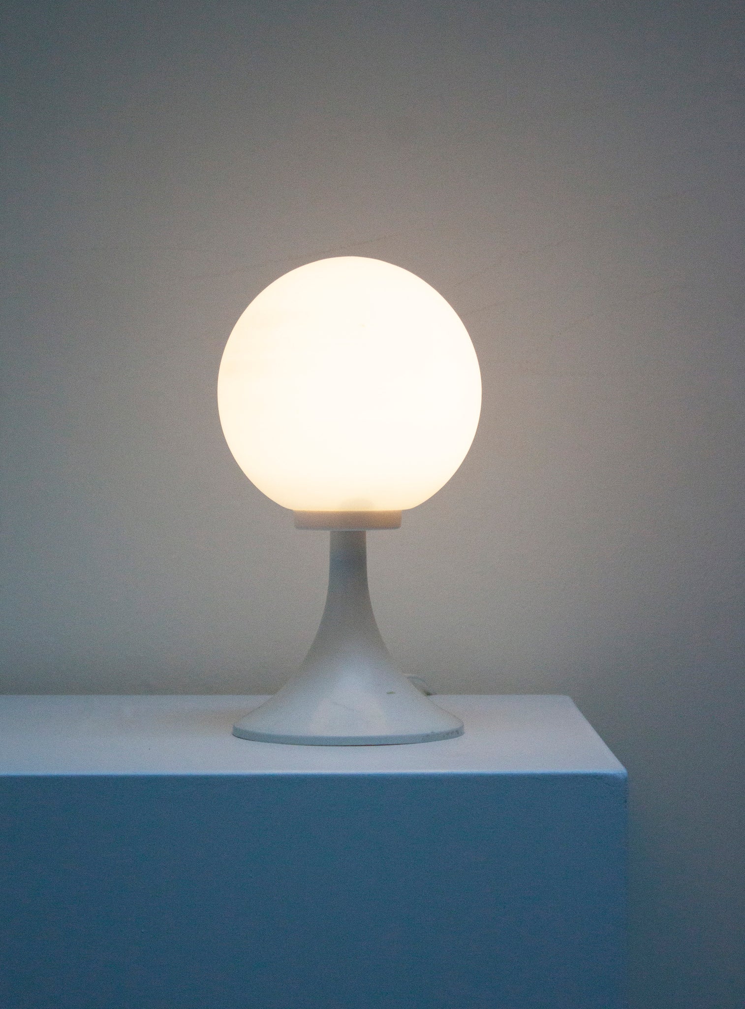 Space Age Sphere Desk Lamp (White)
