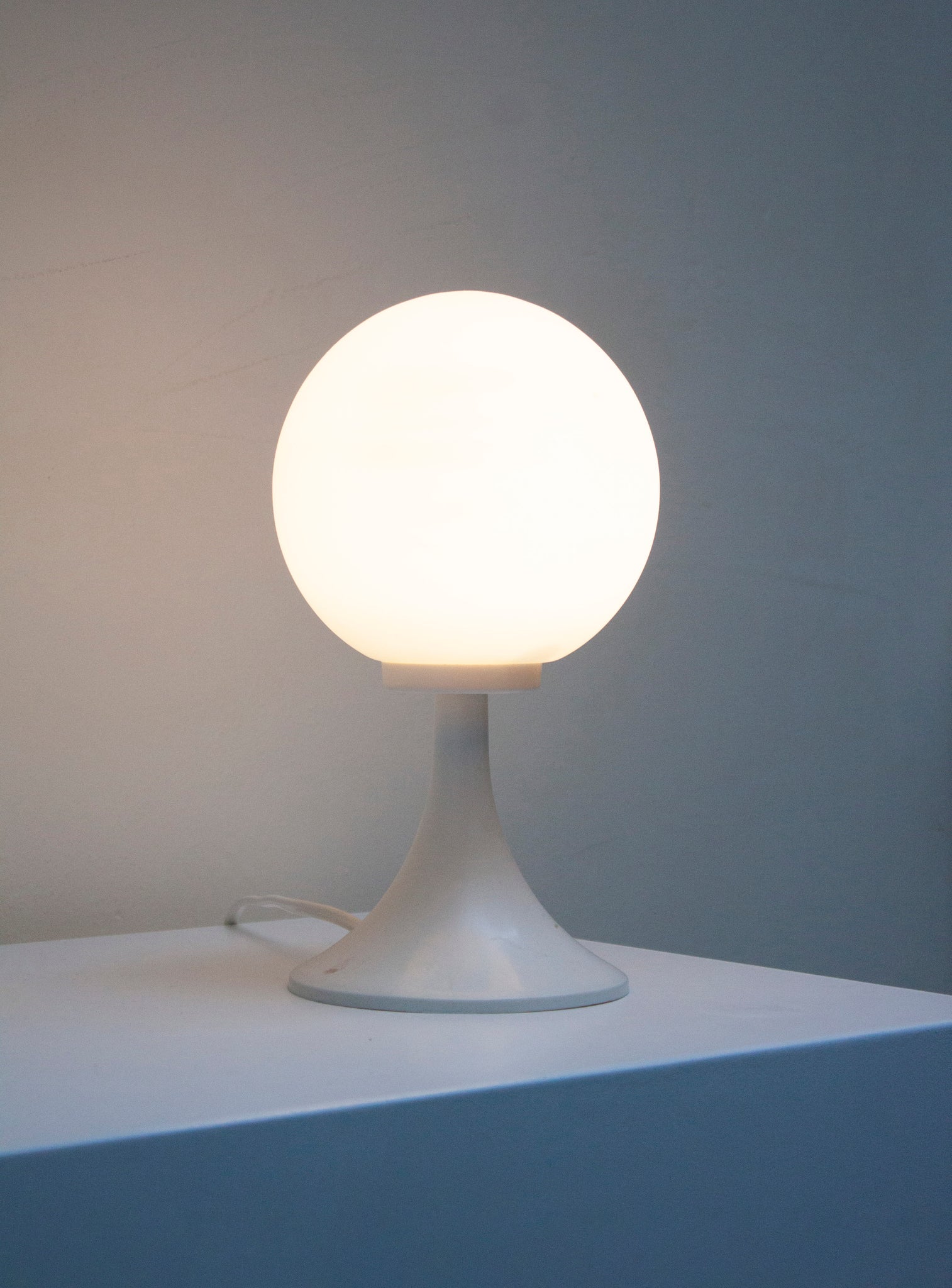 Space Age Sphere Desk Lamp (White)