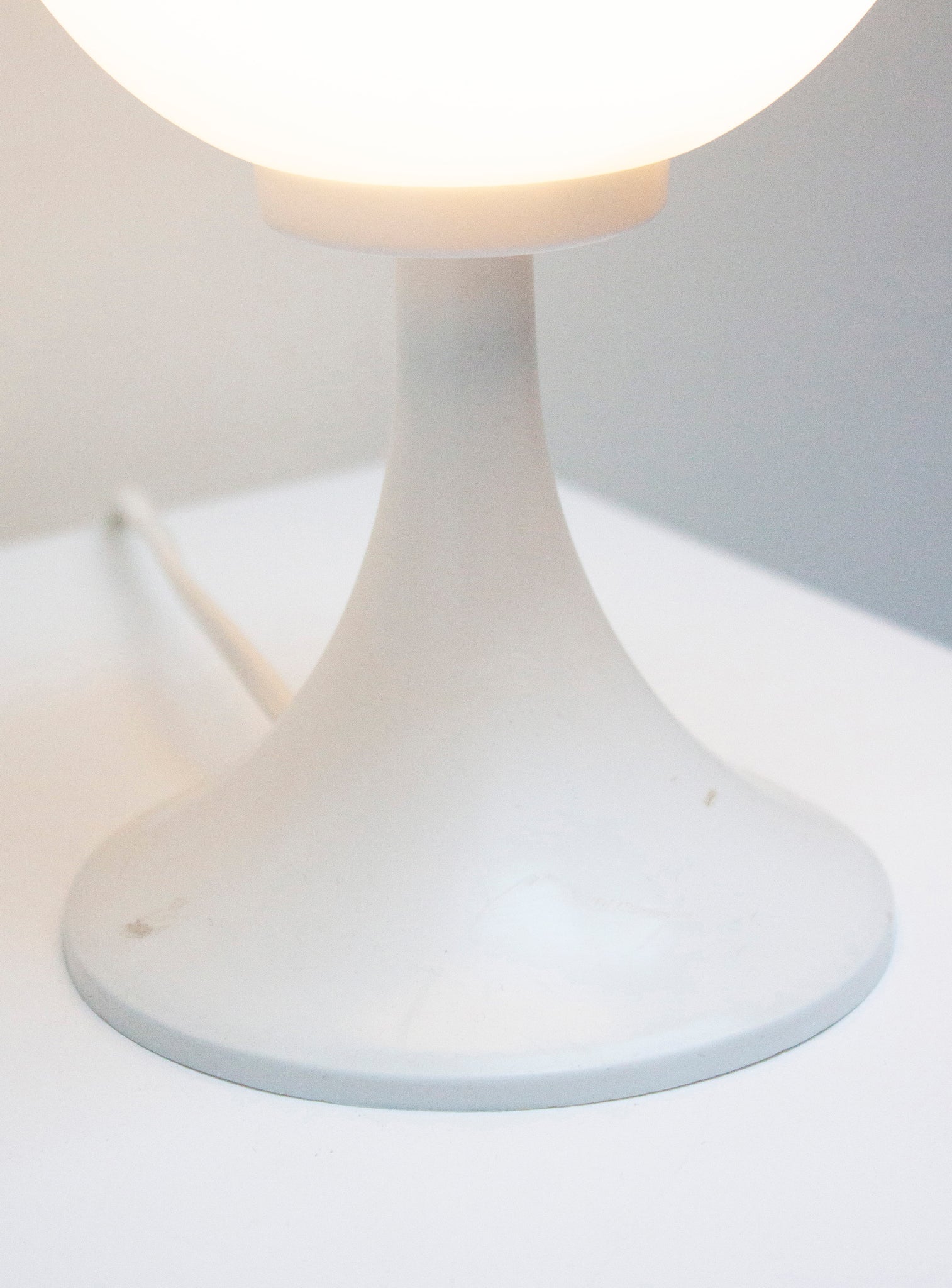 Space Age Sphere Desk Lamp (White)