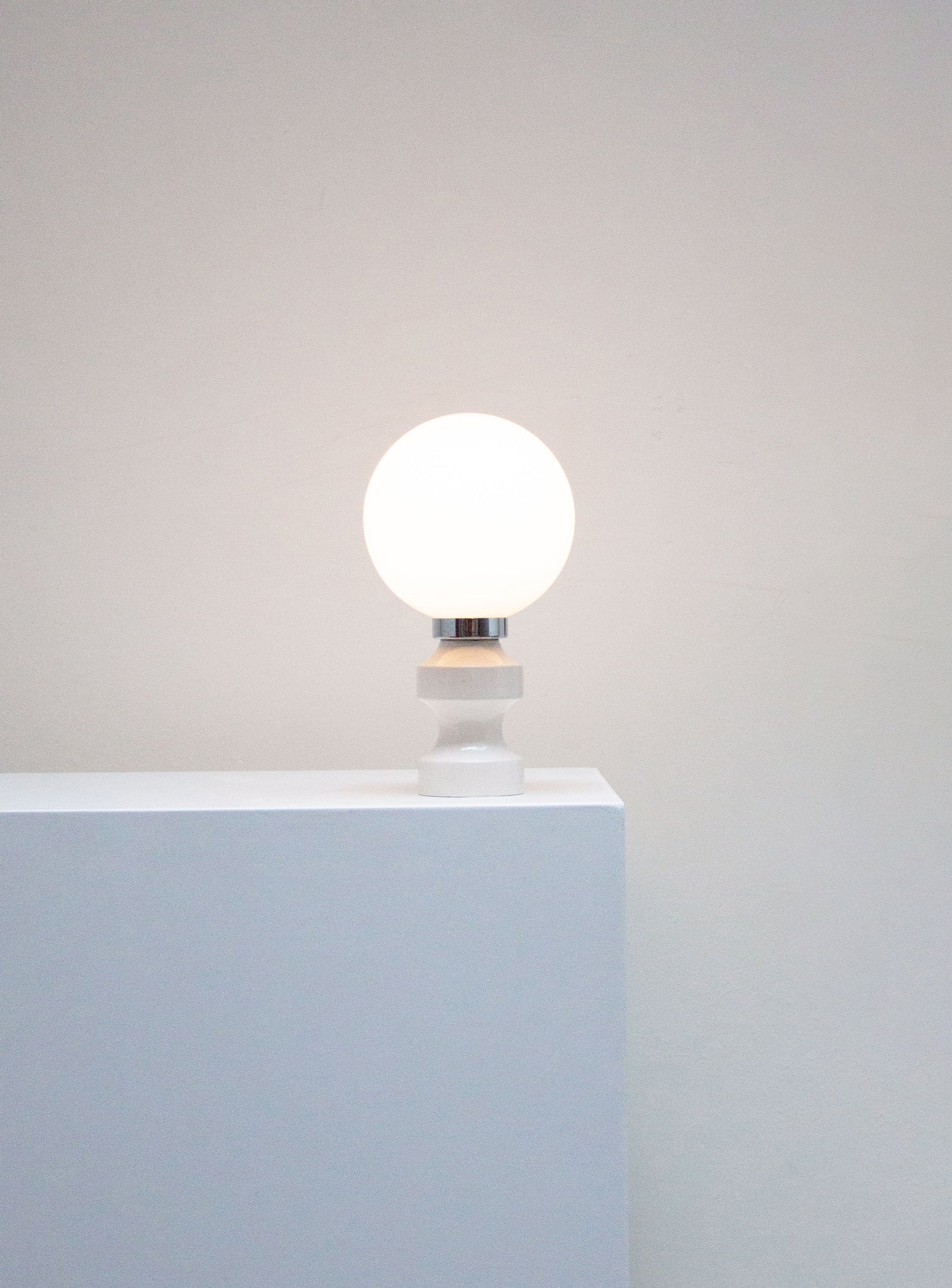 Sphere Desk Lamp (White)