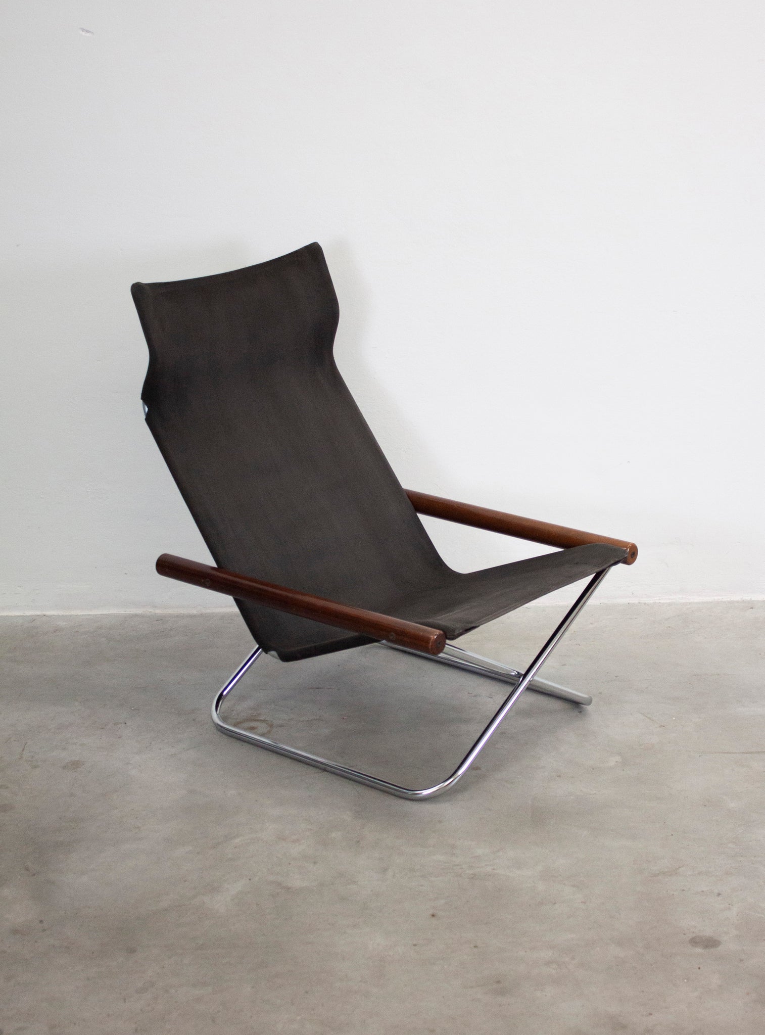 Suekichi Uchida NY Folding Lounge Chair by Takashi Nii (Black)