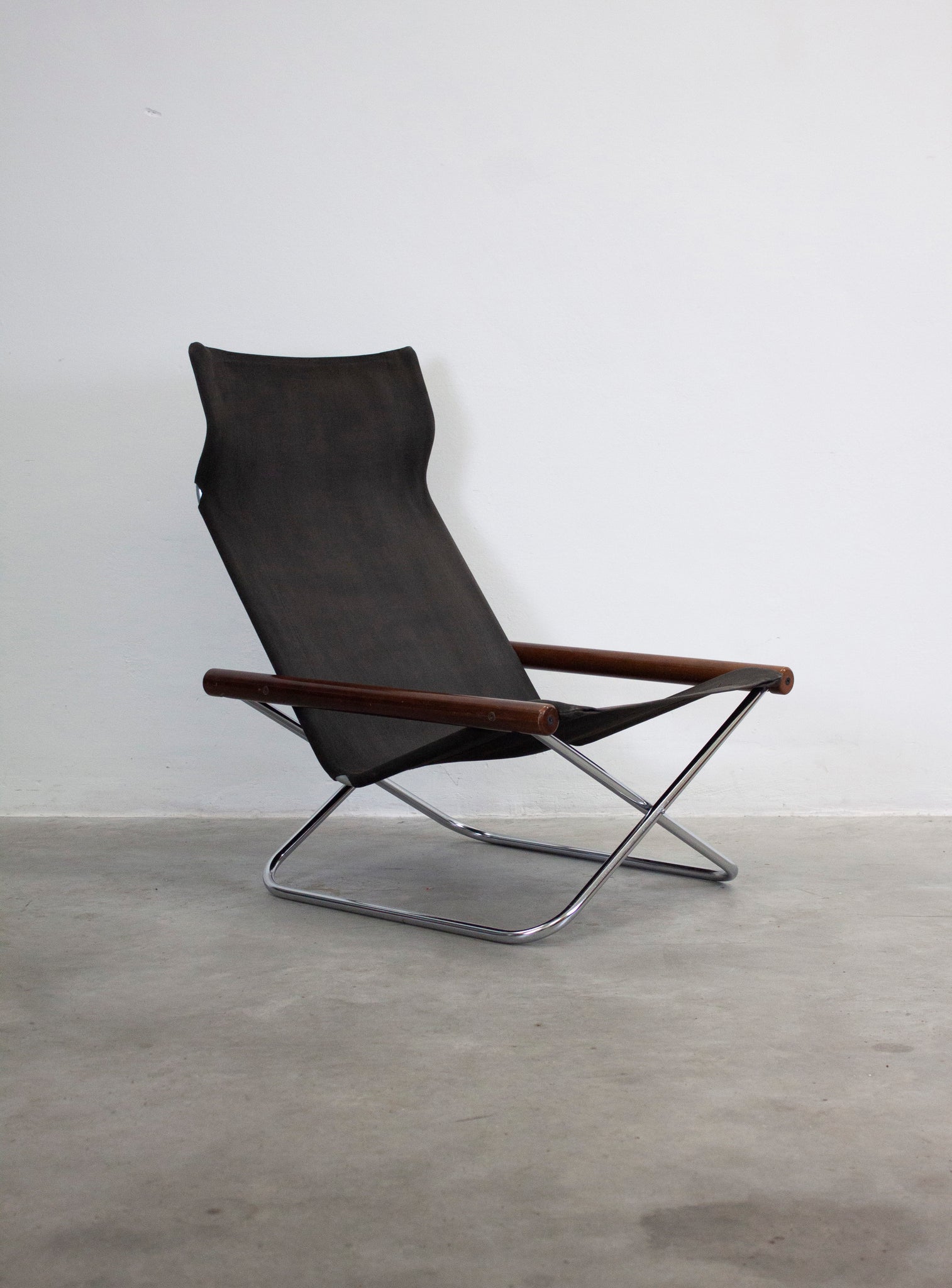 Suekichi Uchida NY Folding Lounge Chair by Takashi Nii (Black)