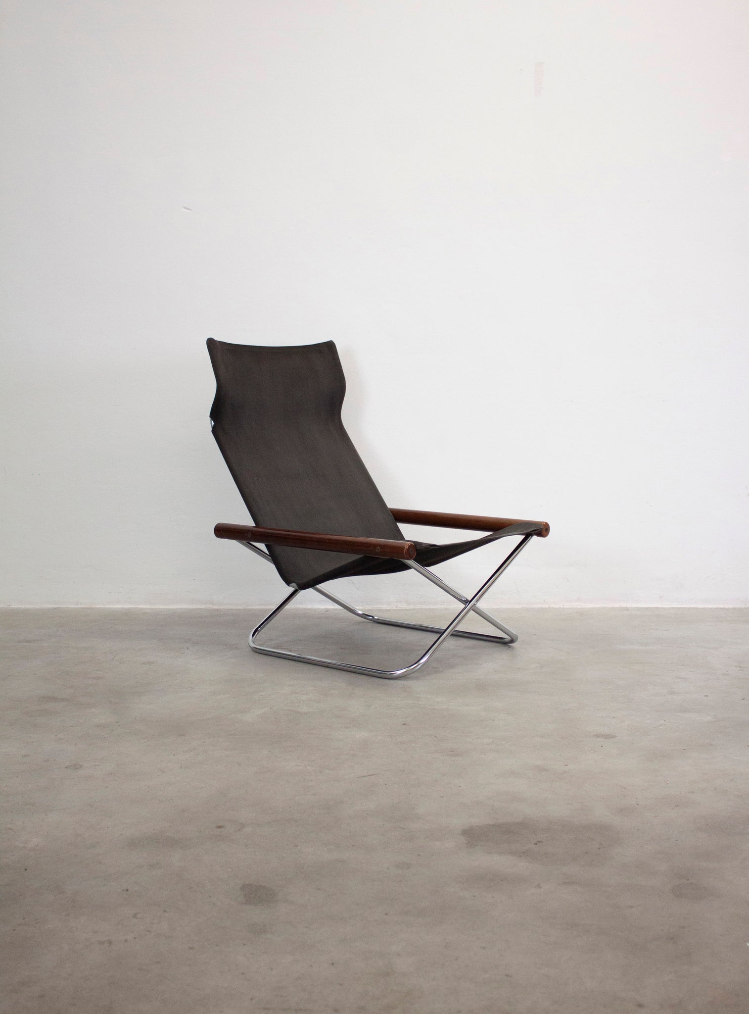 Suekichi Uchida NY Folding Lounge Chair by Takashi Nii (Black)