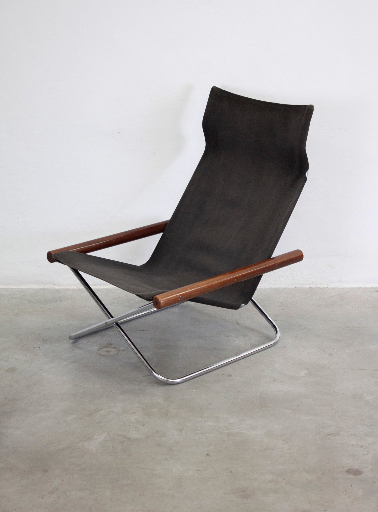 Suekichi Uchida NY Folding Lounge Chair by Takashi Nii (Black)