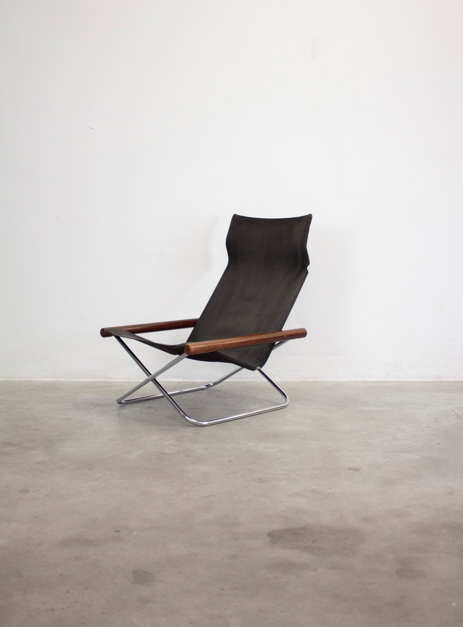 Suekichi Uchida NY Folding Lounge Chair by Takashi Nii (Black)