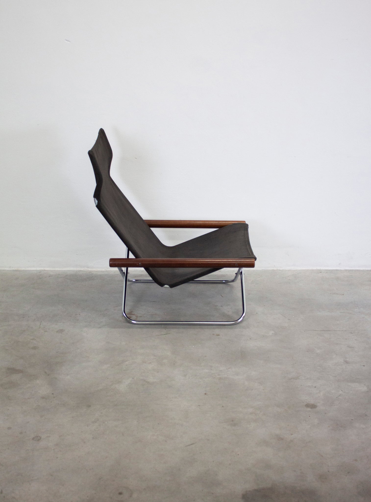 Suekichi Uchida NY Folding Lounge Chair by Takashi Nii (Black)