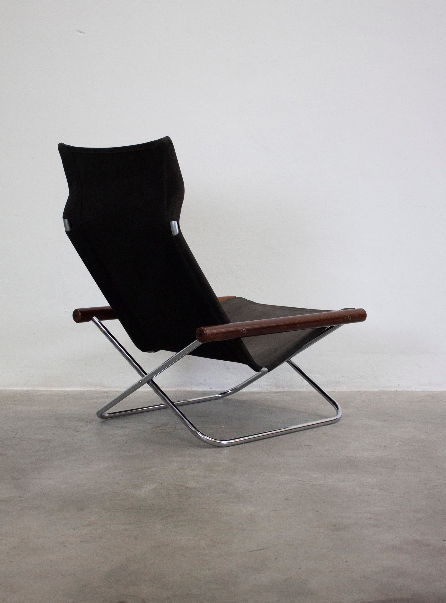 Suekichi Uchida NY Folding Lounge Chair by Takashi Nii (Black)