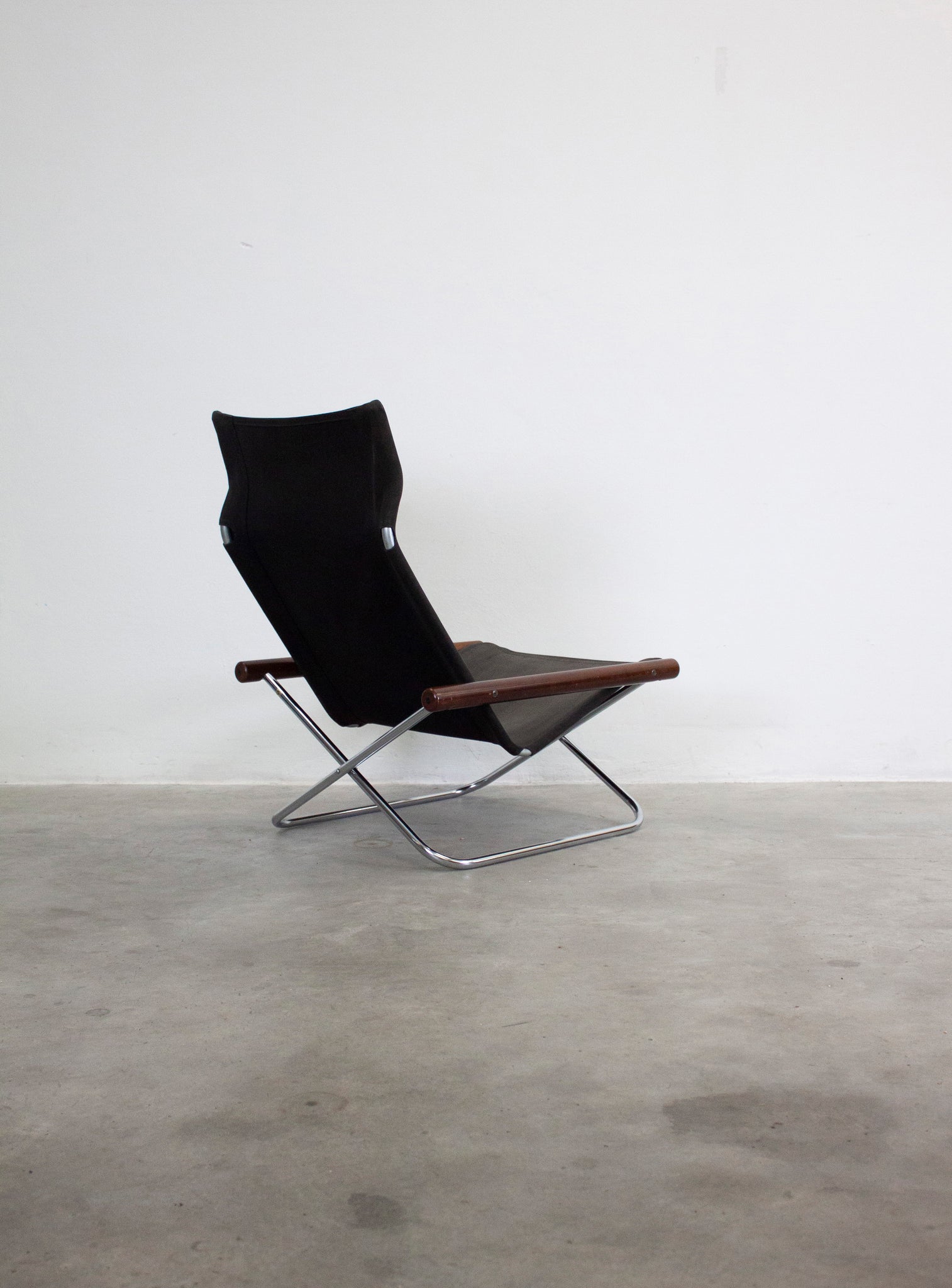 Suekichi Uchida NY Folding Lounge Chair by Takashi Nii (Black)