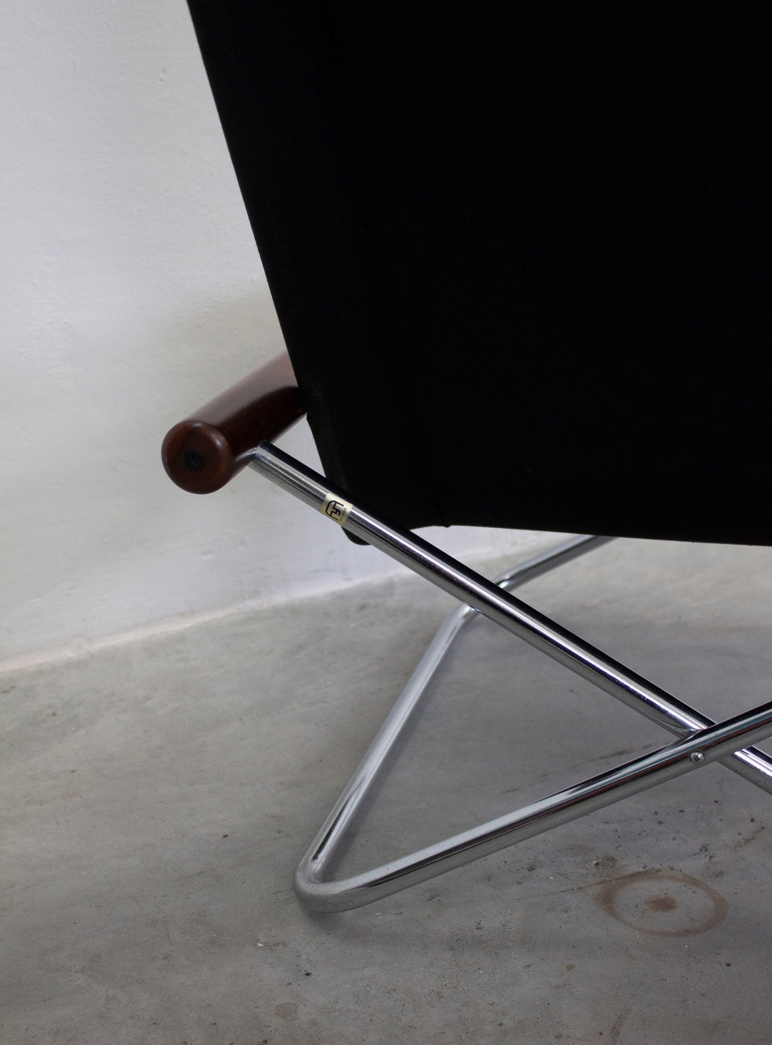 Suekichi Uchida NY Folding Lounge Chair by Takashi Nii (Black)