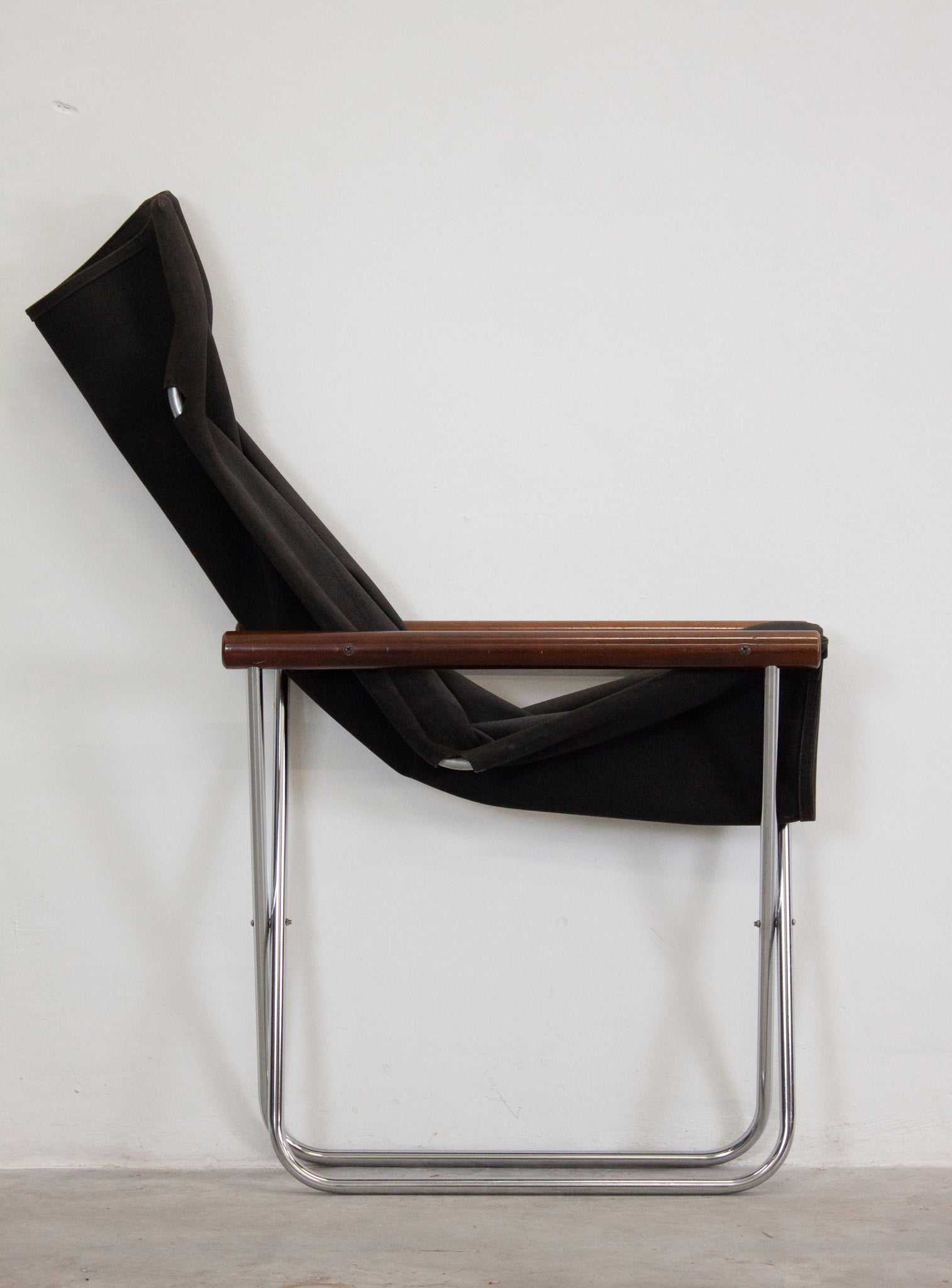 Suekichi Uchida NY Folding Lounge Chair by Takashi Nii (Black)