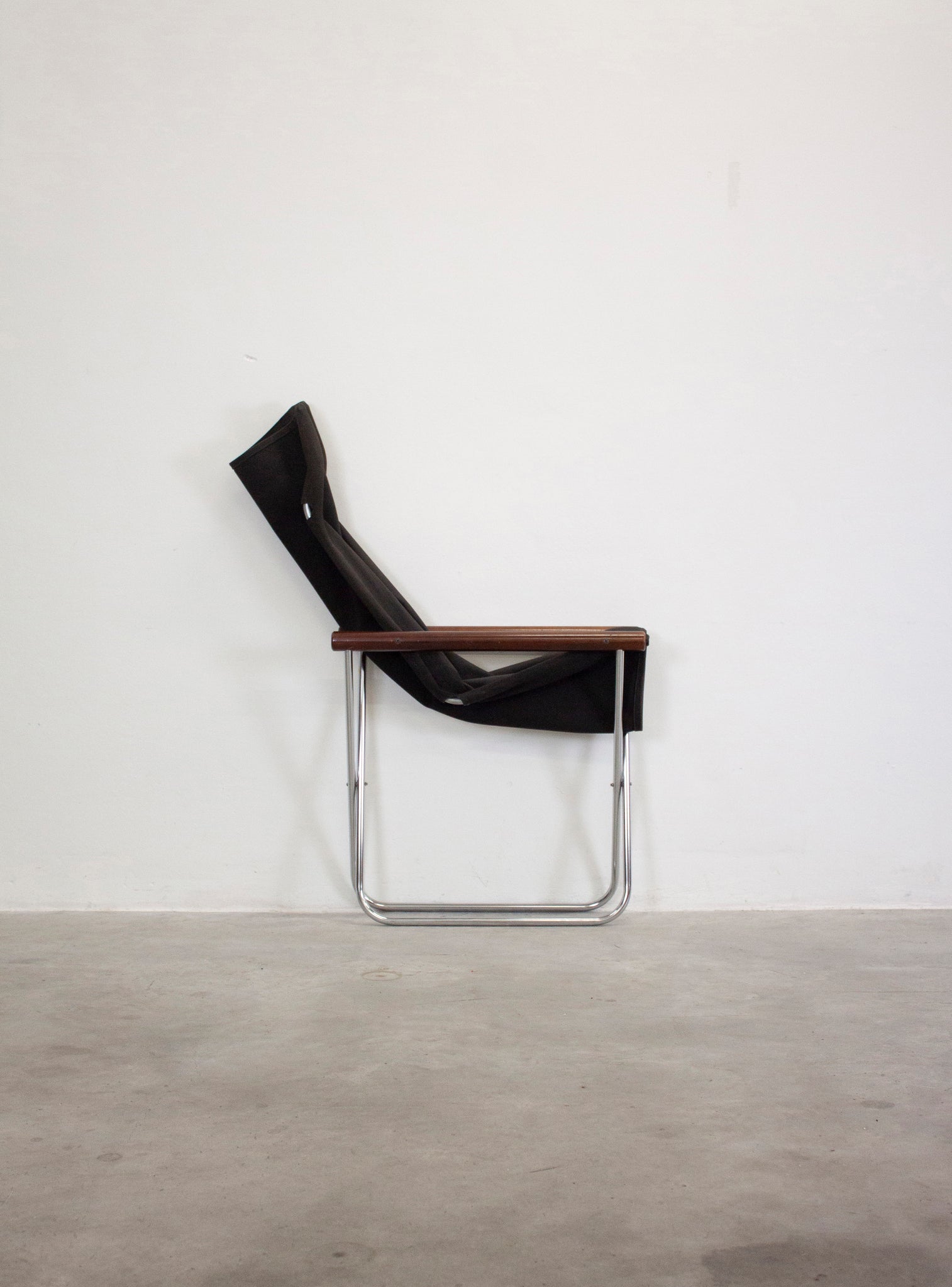 Suekichi Uchida NY Folding Lounge Chair by Takashi Nii (Black)