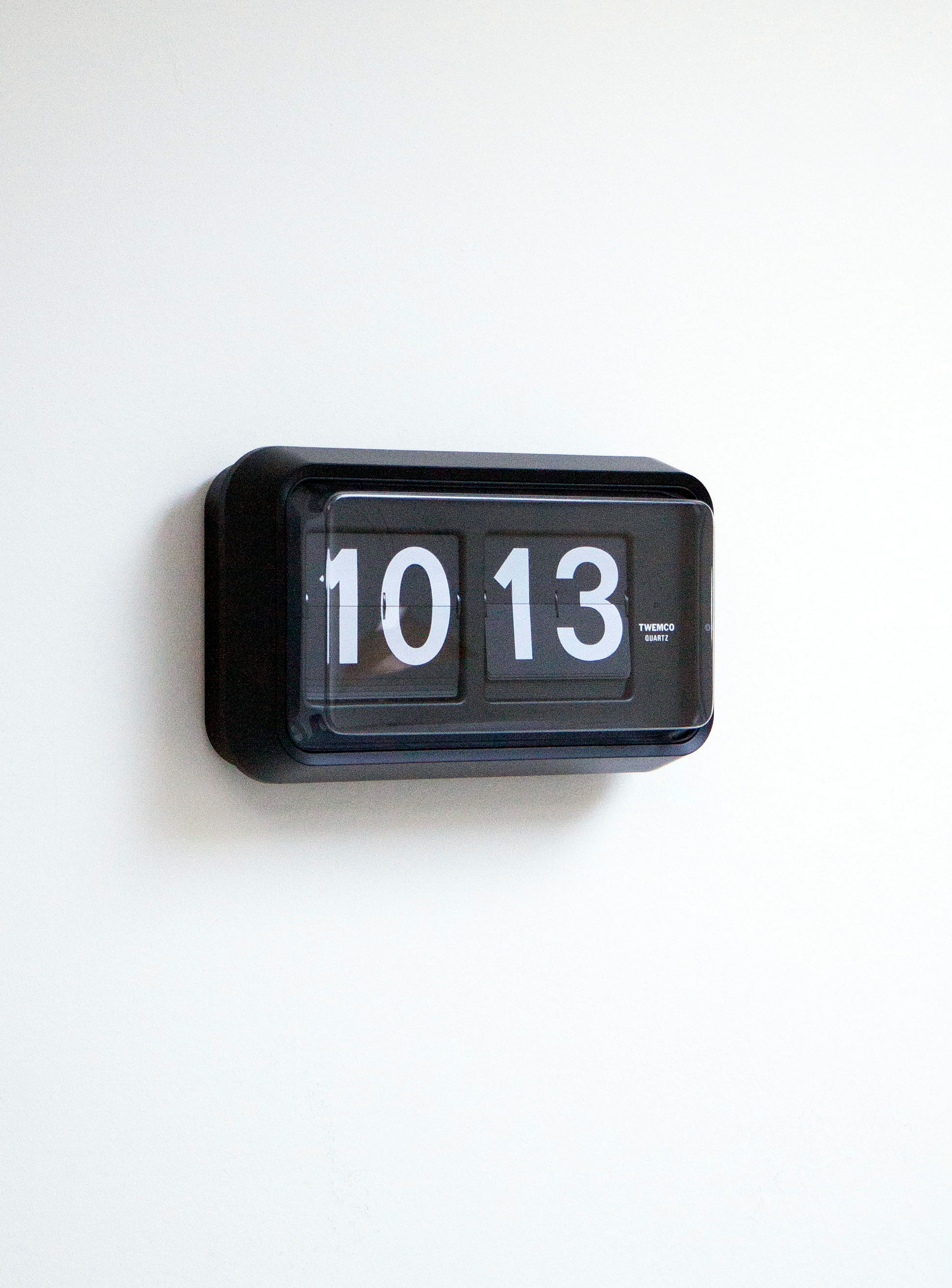 Twemco BQ-50 White/Black Flip Clock | Juki Amsterdam – JUKI AMSTERDAM