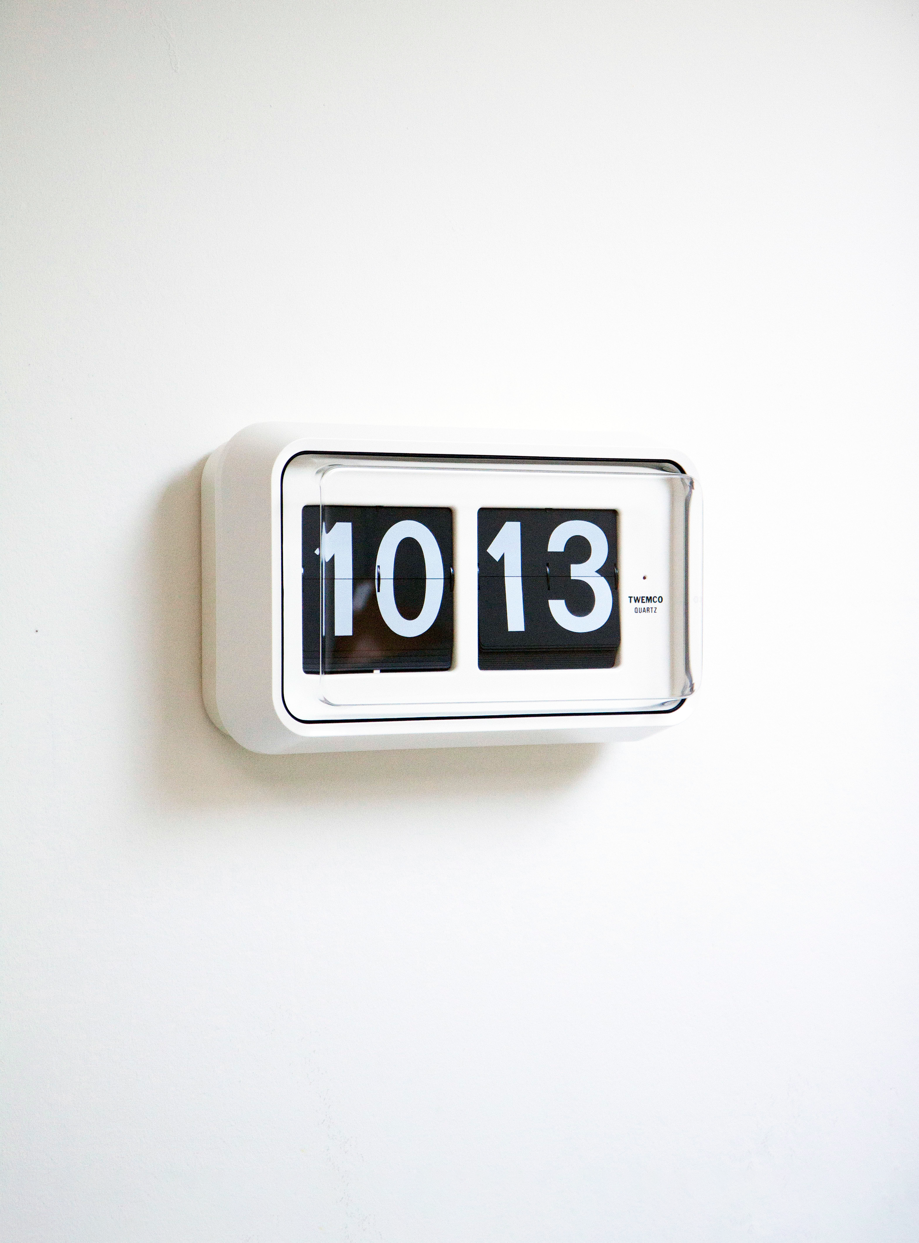 Twemco BQ-50 White/Black Flip Clock | Juki Amsterdam – JUKI AMSTERDAM