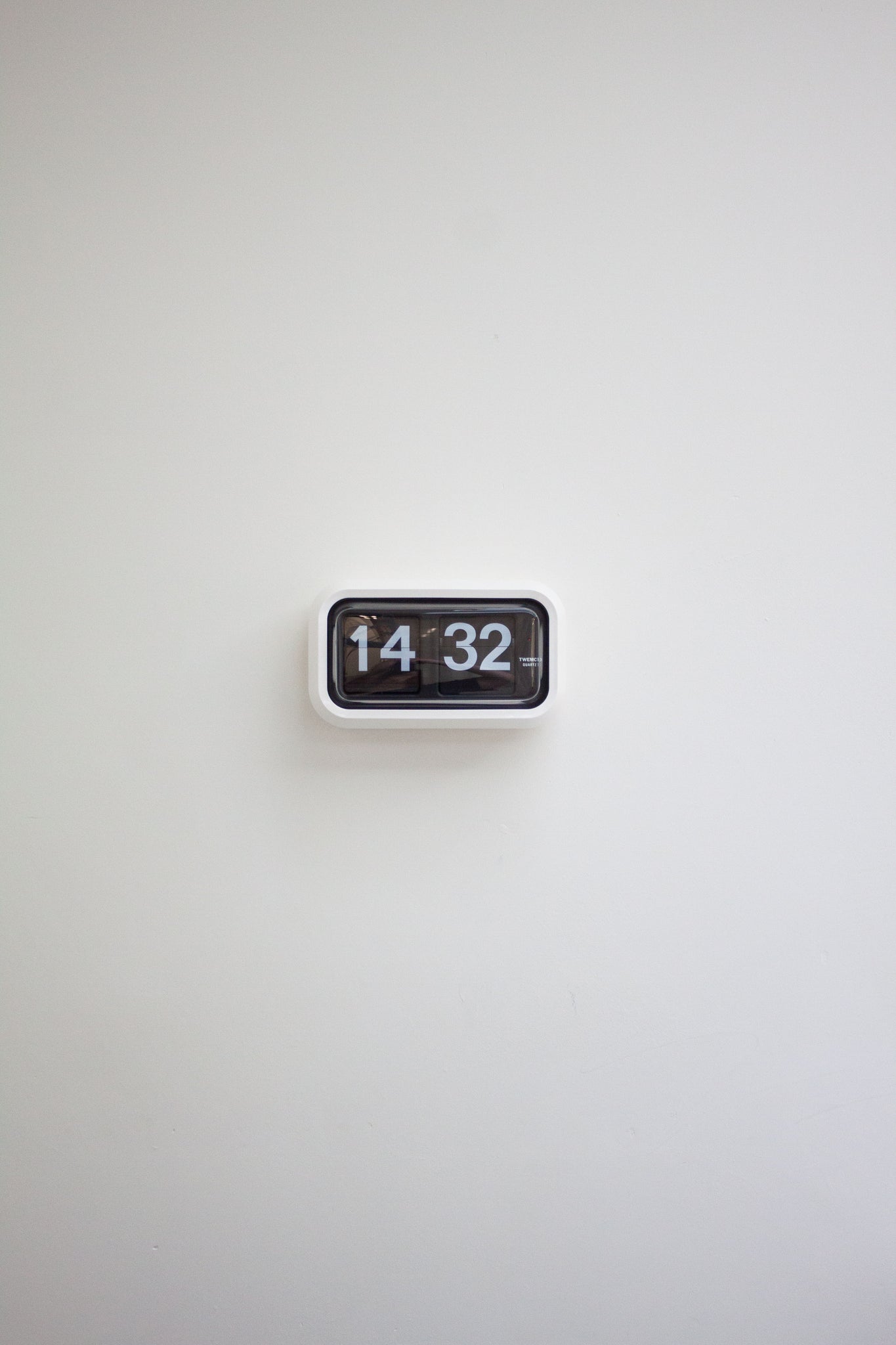 Twemco BQ-58 Flip Clock (White/Black)