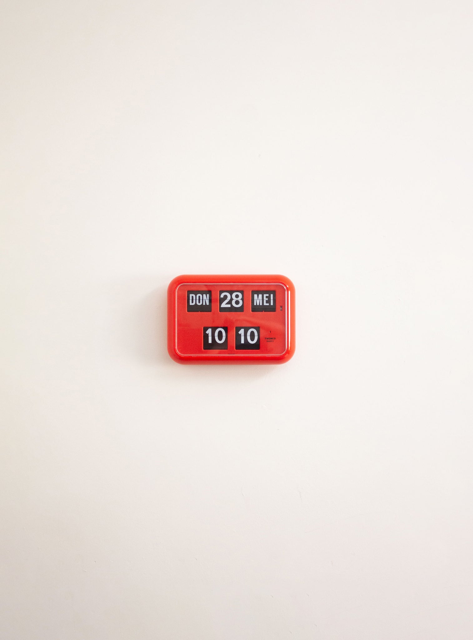 Twemco QD-35 Calendar Flip Clock (Red)