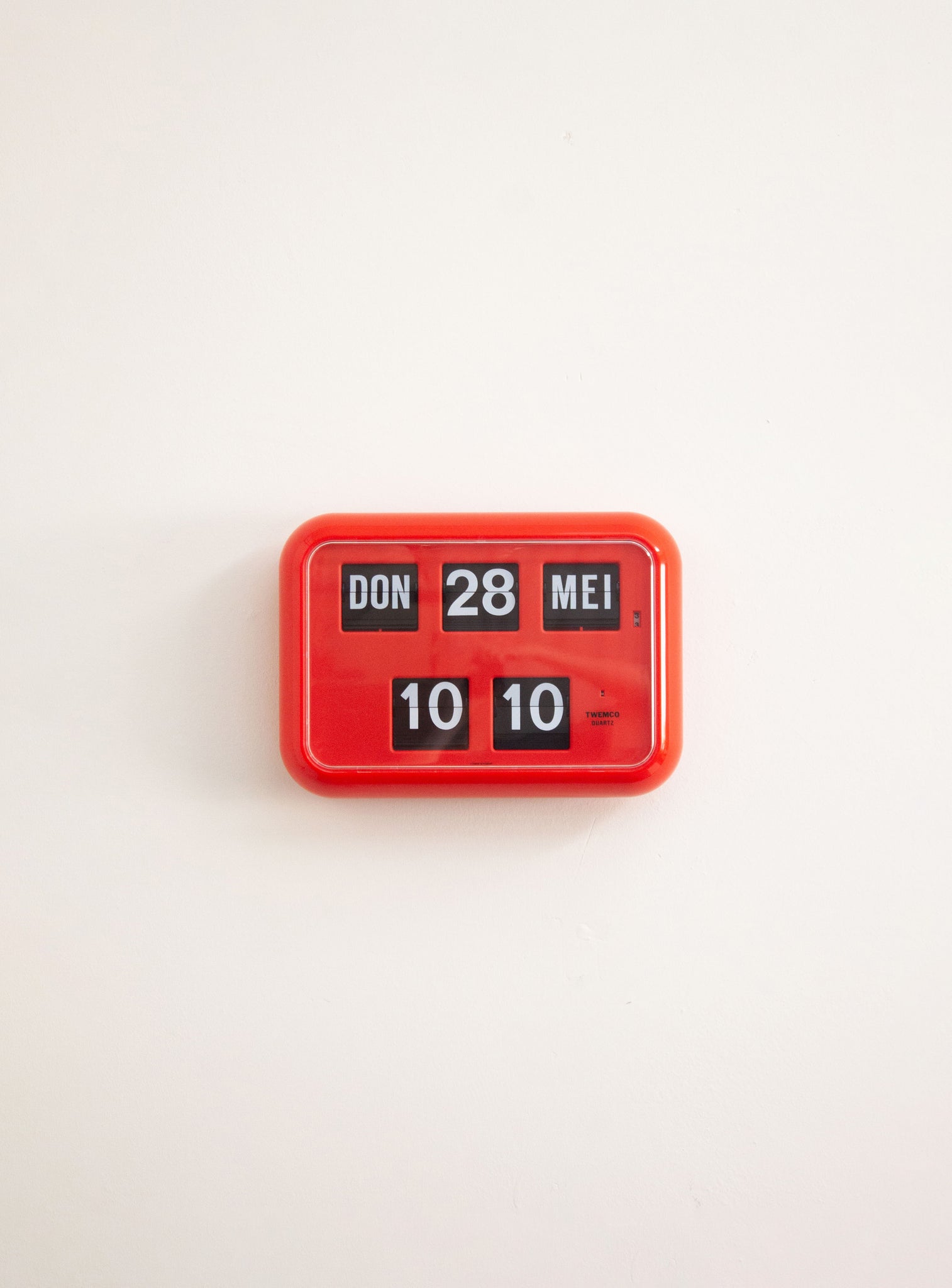 Twemco QD-35 Calendar Flip Clock (Red)