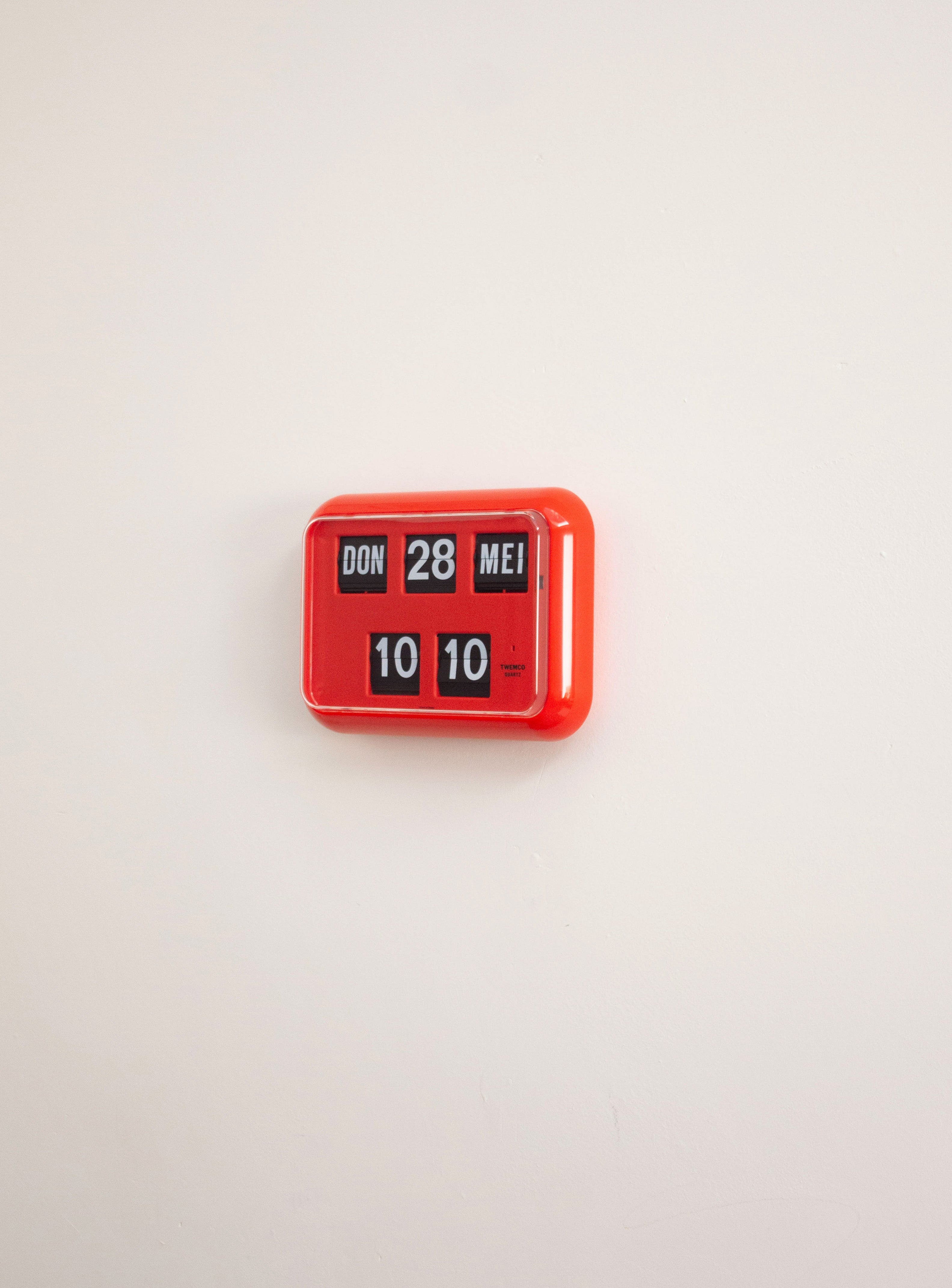 ジャンク】TWEMCO QD-35 カレンダー時計 レッド