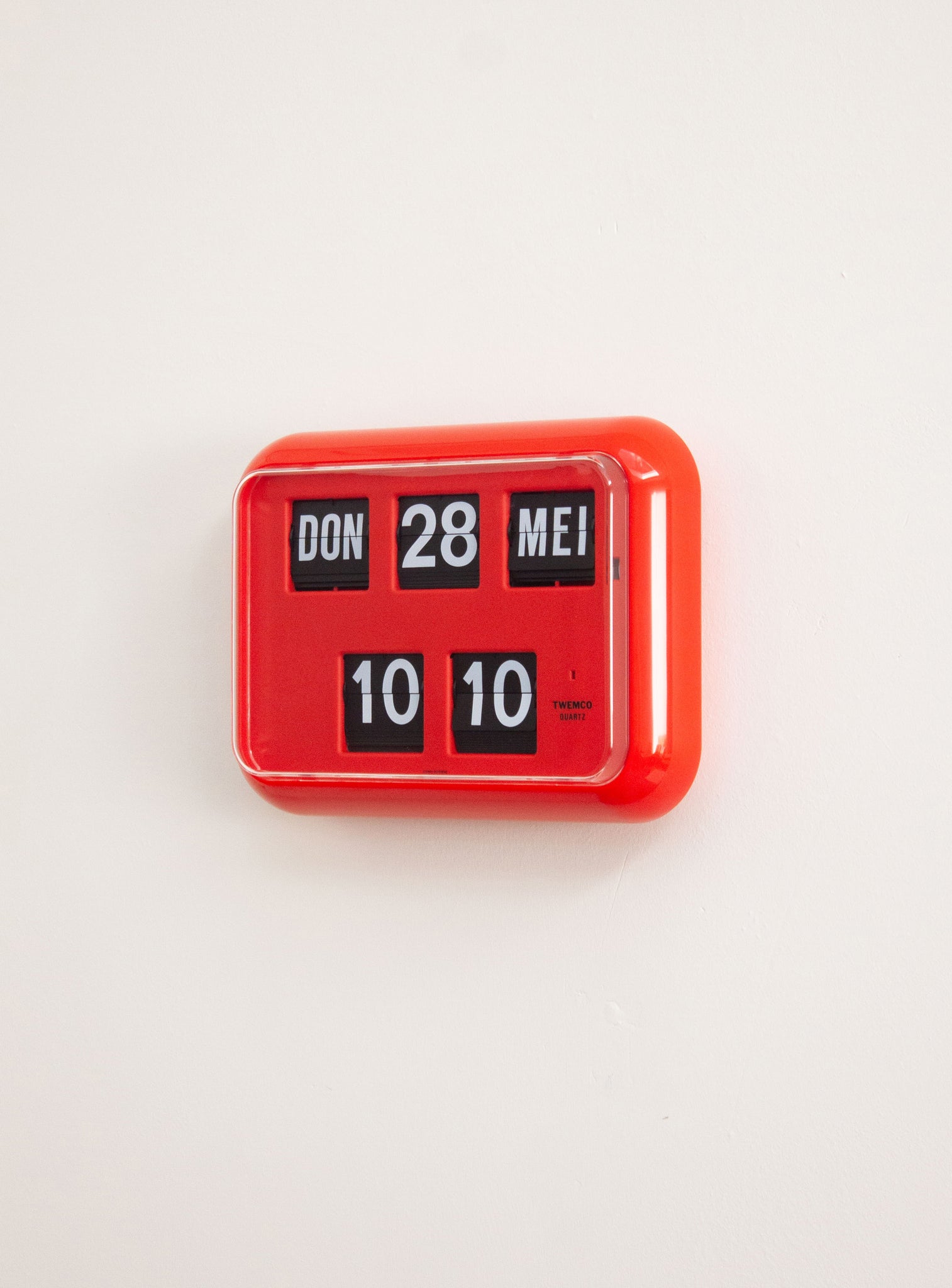 Twemco QD-35 Calendar Flip Clock (Red)