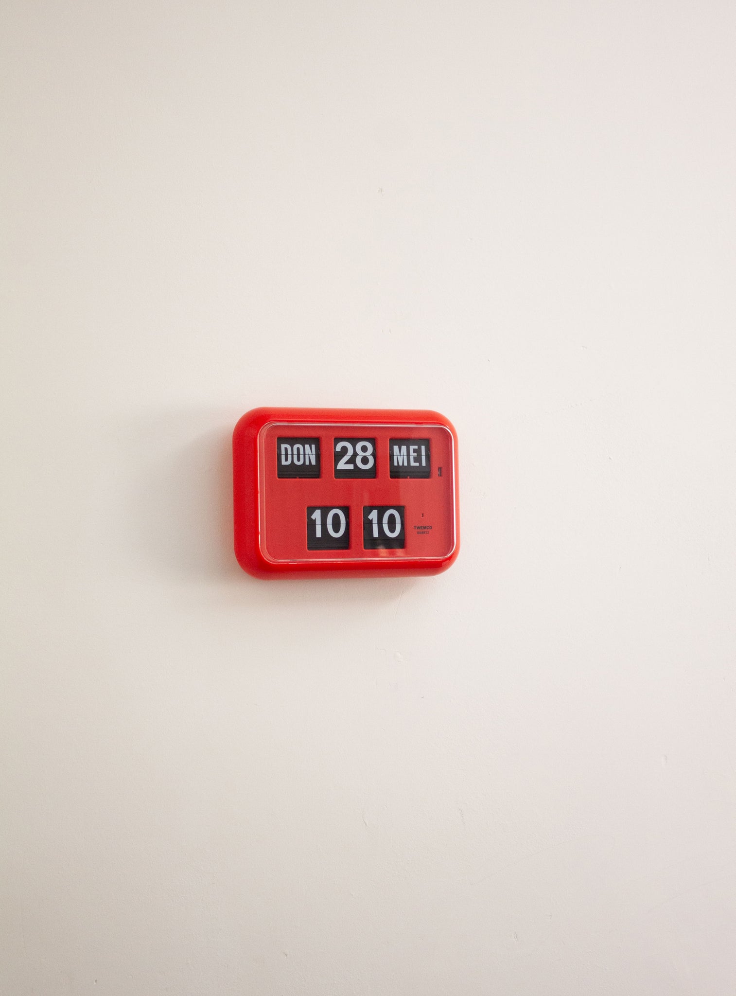 Twemco QD-35 Calendar Flip Clock (Red)