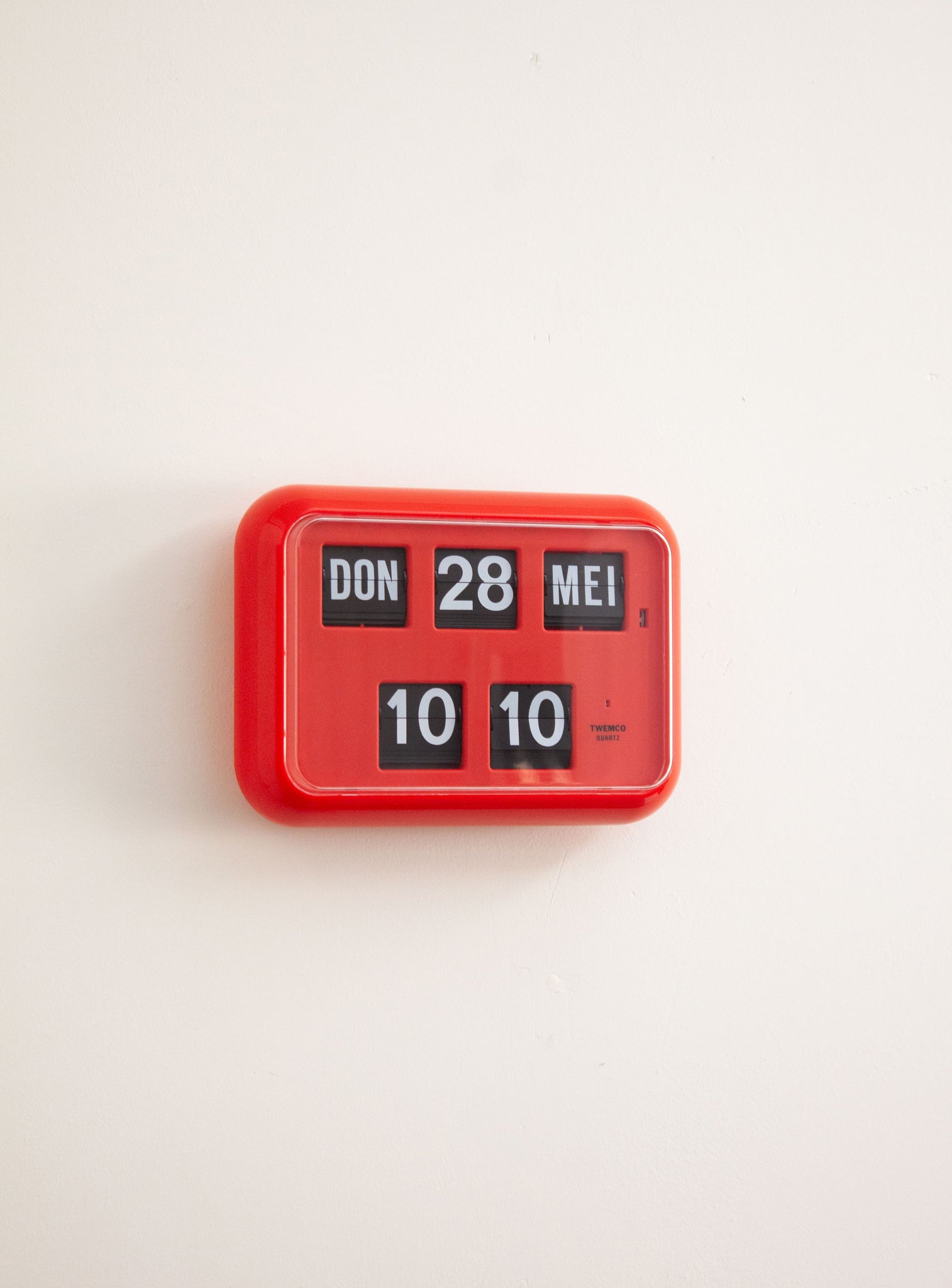 Twemco QD-35 Calendar Flip Clock (Red)