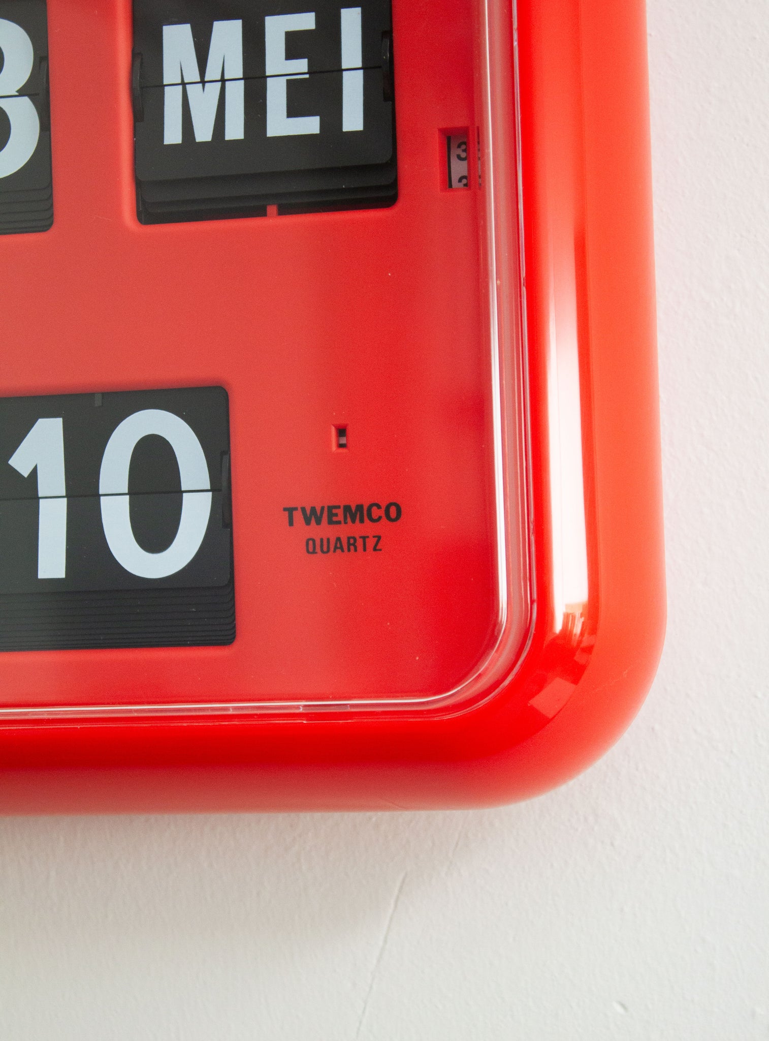 Twemco QD-35 Calendar Flip Clock (Red)