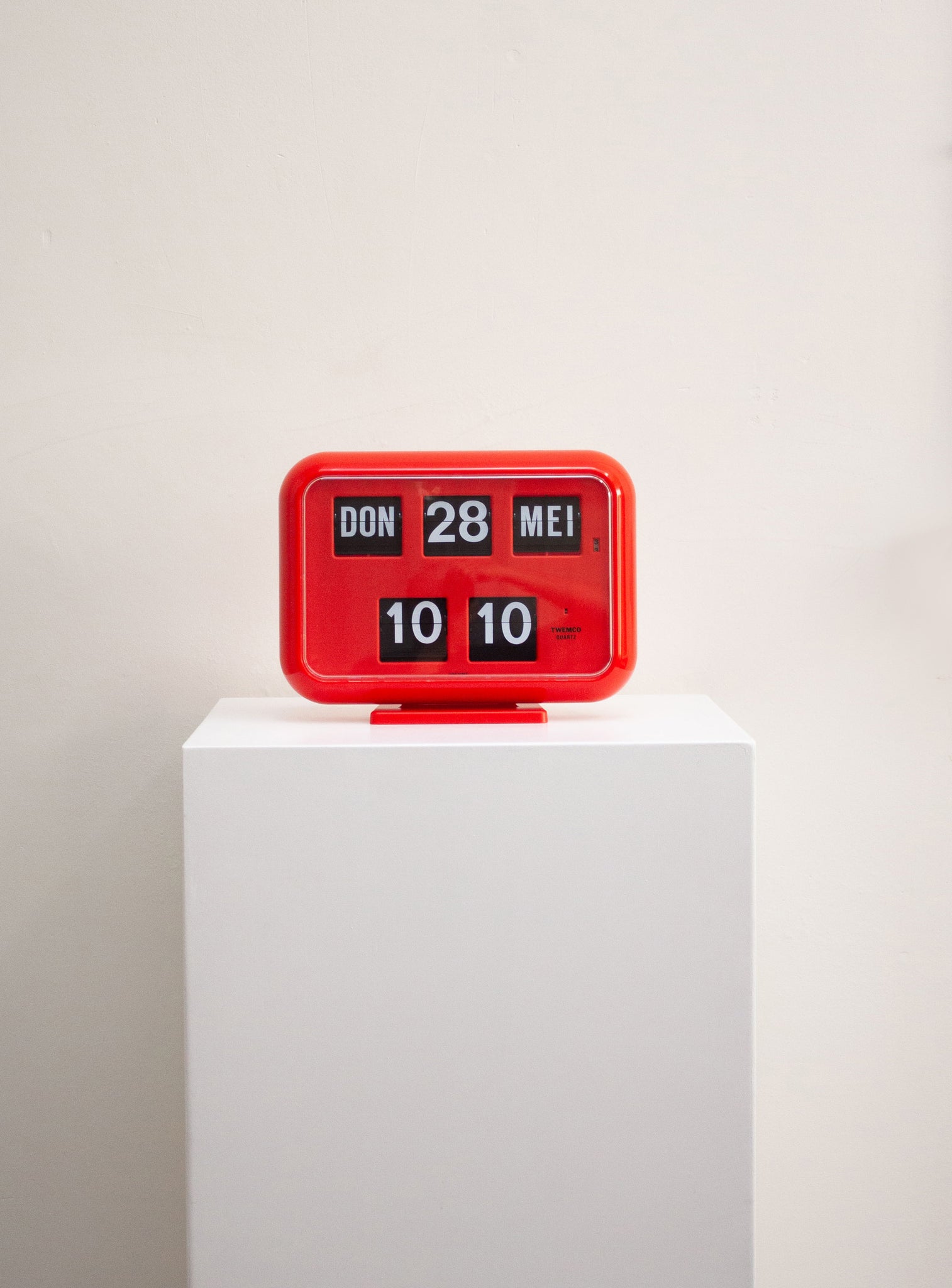 Twemco QD-35 Calendar Flip Clock (Red)