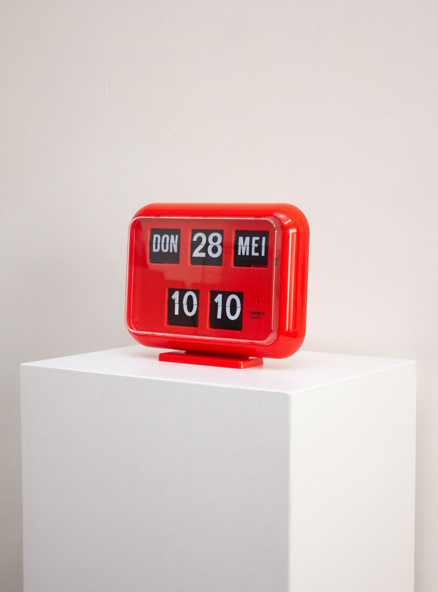 Twemco QD-35 Calendar Flip Clock (Red)