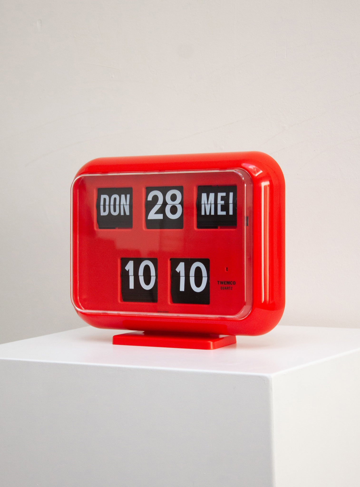 Twemco QD-35 Calendar Flip Clock (Red)